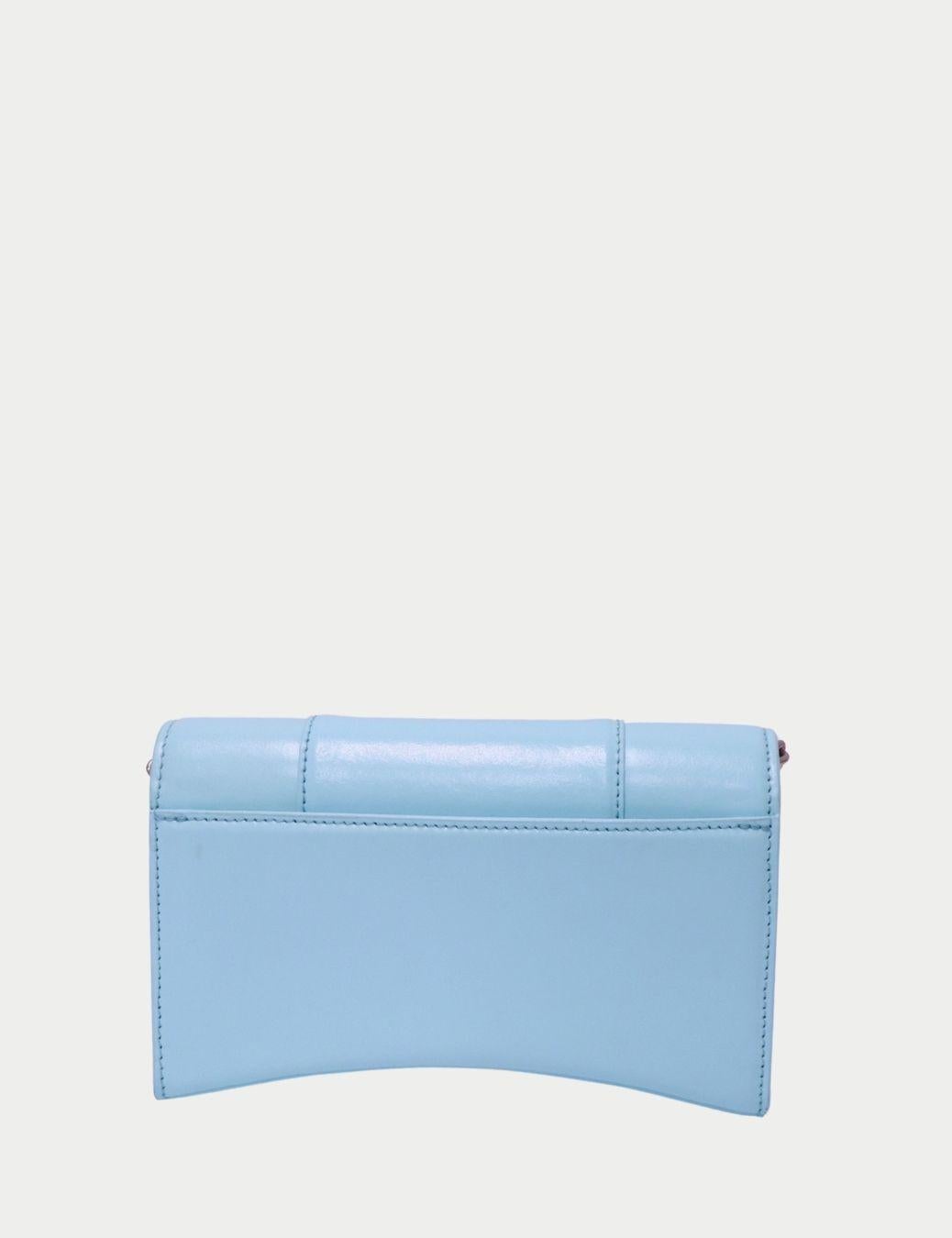 Balenciaga Hourglass Clutch on Chain �– Light Blue Leather Crossbody Bag

This stunning Balenciaga Hourglass Clutch on Chain in light blue leather delivers modern elegance in a compact silhouette. Featuring the brand’s iconic curved base and