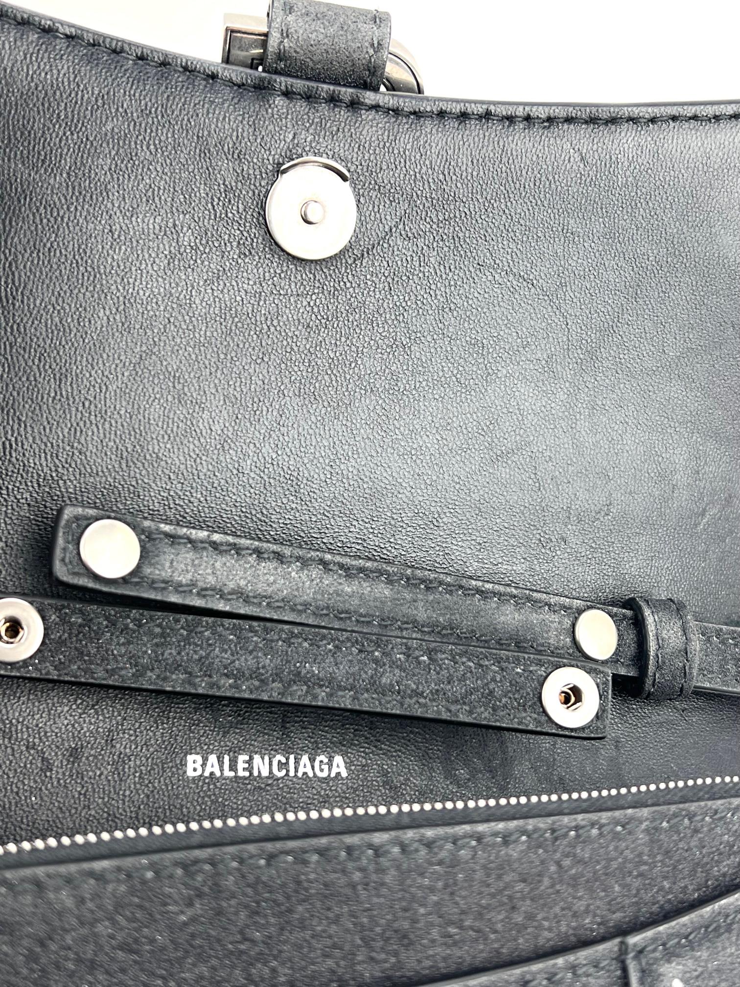 BALENCIAGA - Pochette portefeuille sablier sur chaîne noire pailletée, porté épaule en vente 6