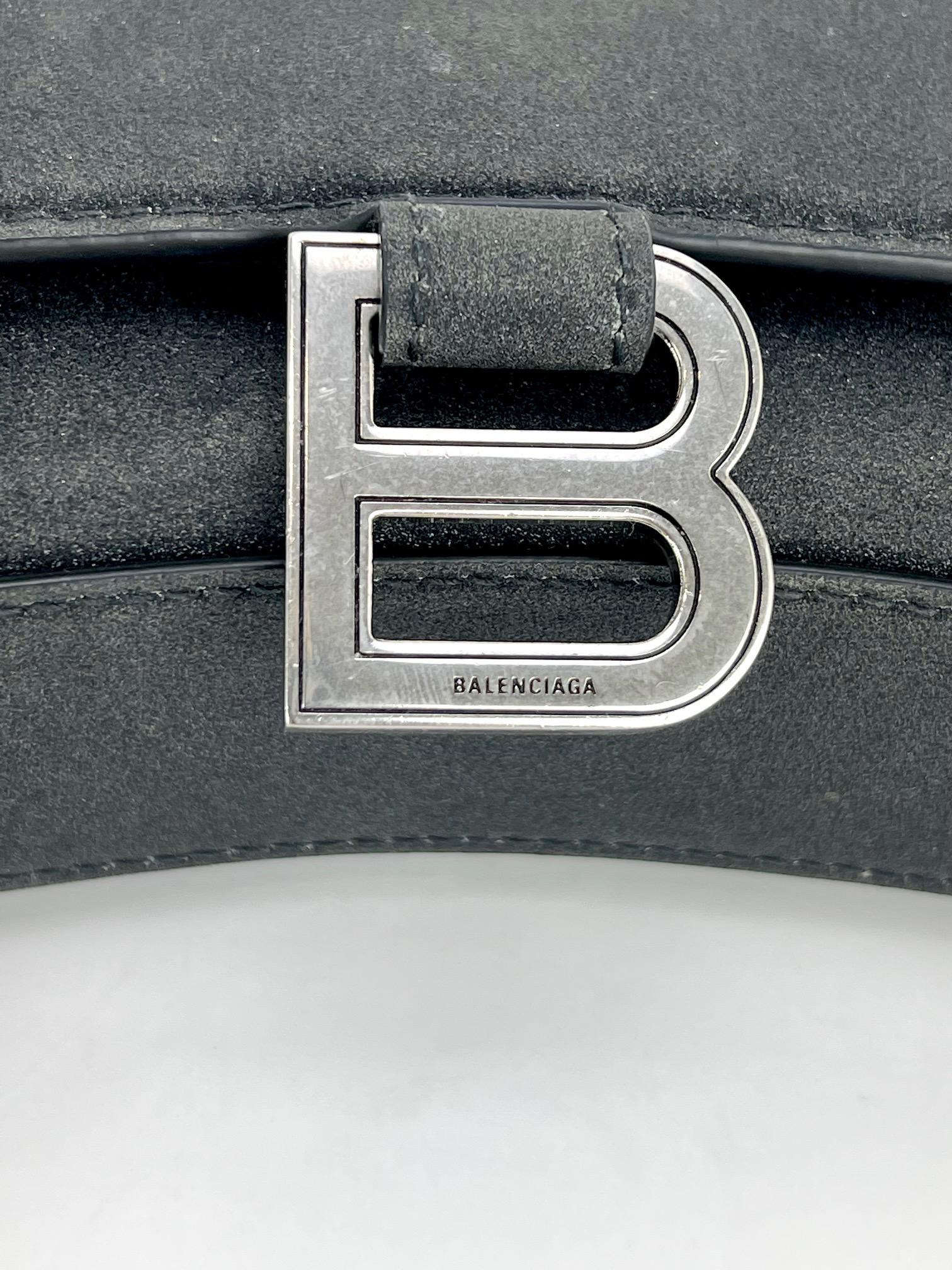 BALENCIAGA - Pochette portefeuille sablier sur chaîne noire pailletée, porté épaule en vente 9