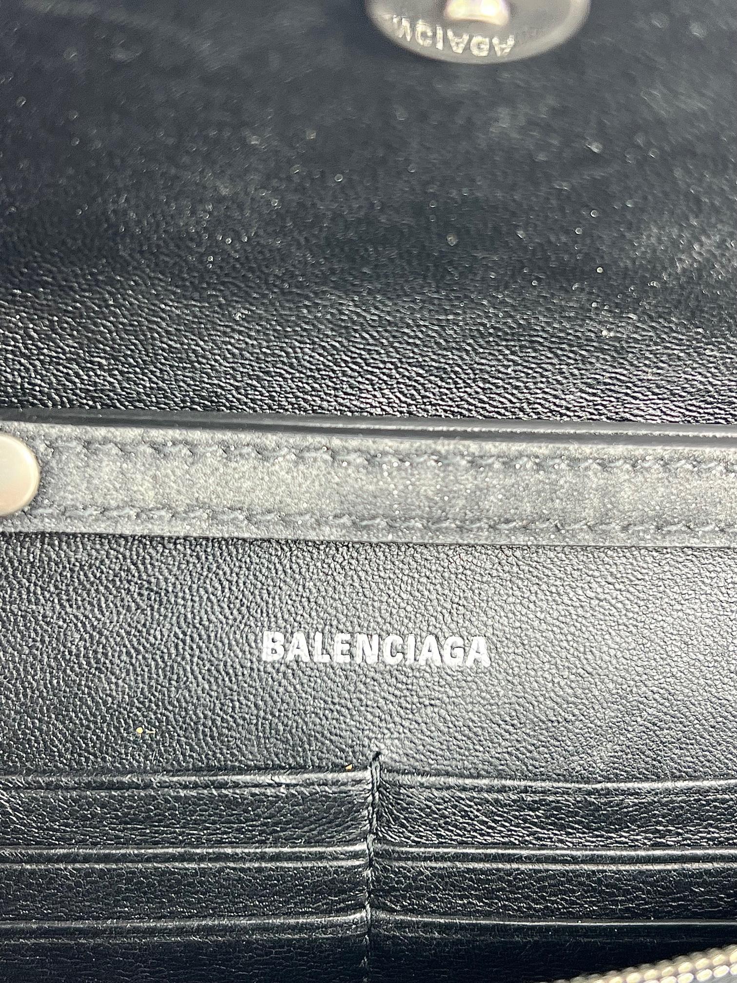 BALENCIAGA - Pochette portefeuille sablier sur chaîne noire pailletée, porté épaule en vente 10