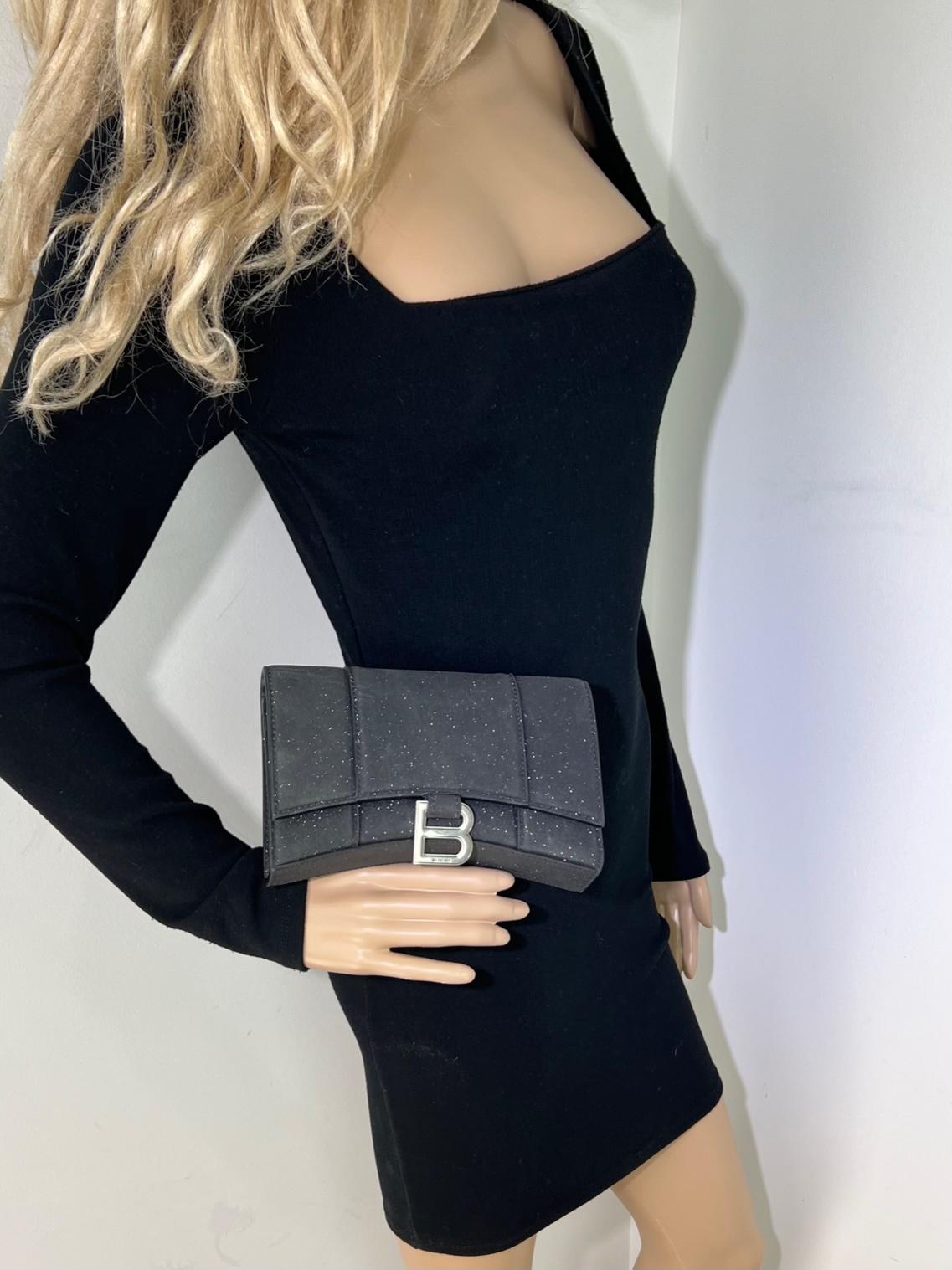 BALENCIAGA - Pochette portefeuille sablier sur chaîne noire pailletée, porté épaule en vente 12