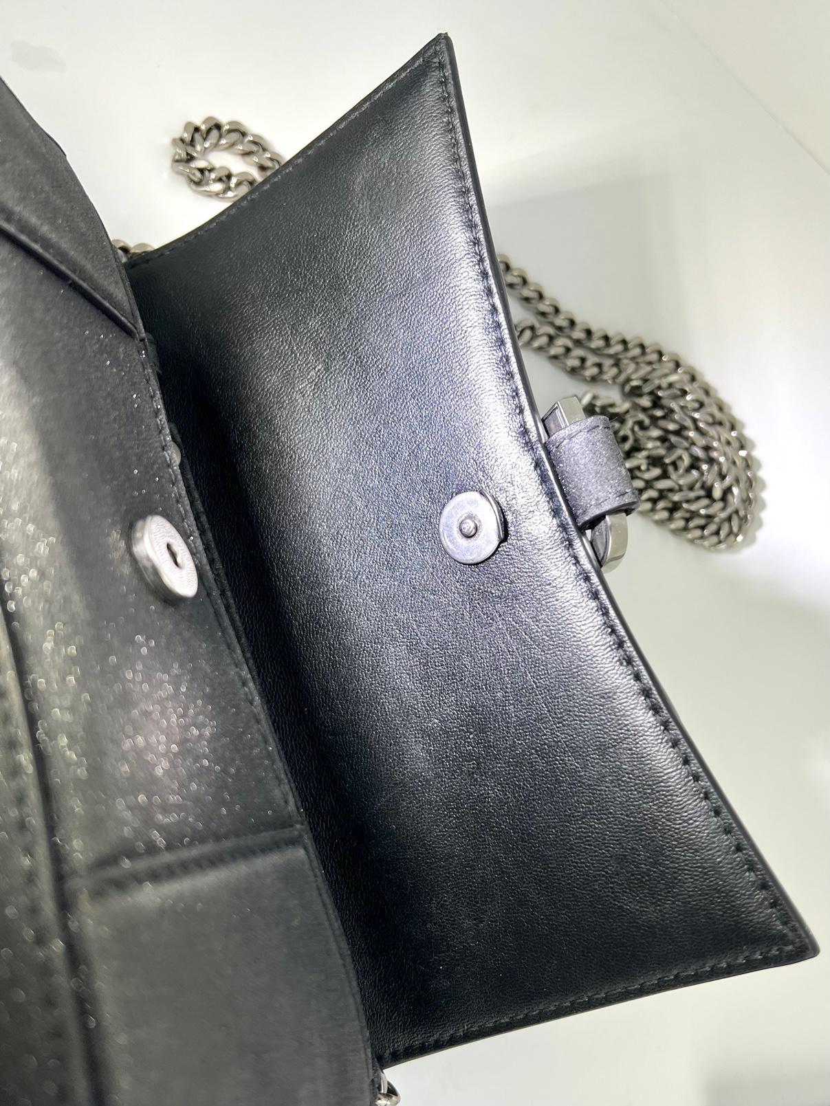BALENCIAGA Sanduhr Brieftasche an Kette Schwarz Glitter Clutch Umhängetasche im Zustand „Hervorragend“ im Angebot in Freehold, NJ
