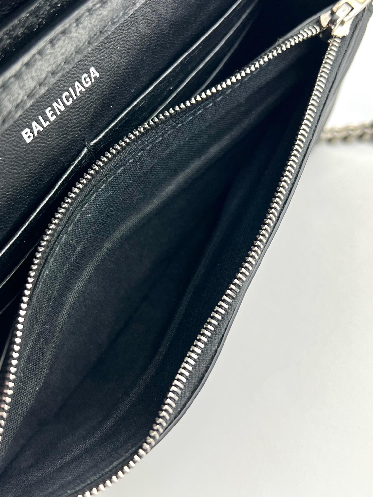 BALENCIAGA - Pochette portefeuille sablier sur chaîne noire pailletée, porté épaule en vente 3