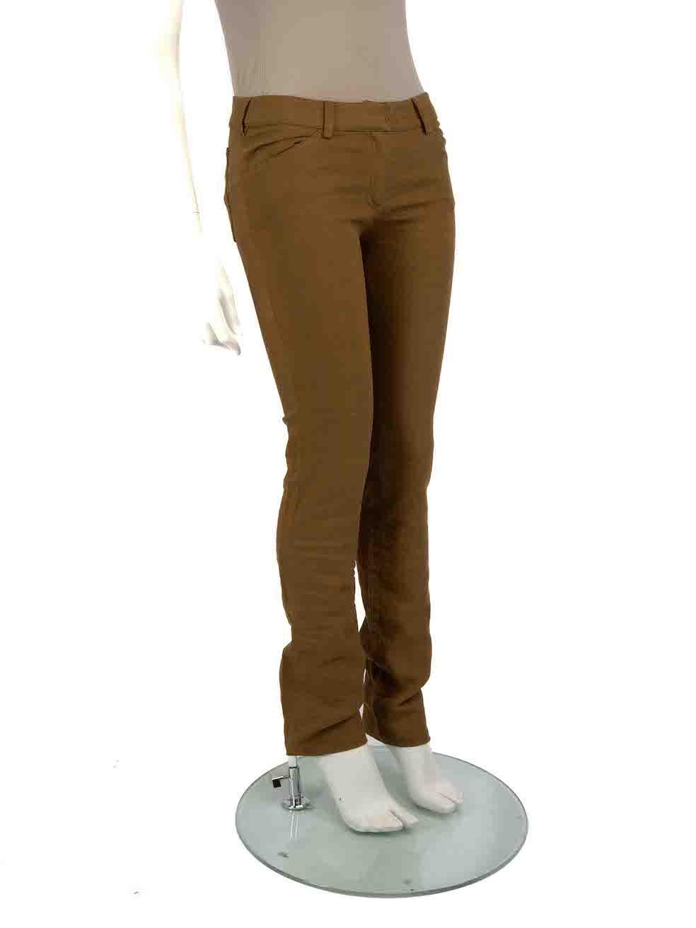 L'ÉTAT est très bon. L'usure des pantalons est minime. Décoloration minime aux deux ourlets du dos sur cet article de revente d'occasion de Balenciaga.
 
 
 
 Détails
 
 
 Kaki
 
 Lin
 
 Pantalon
 
 Coupe étroite
 
 Taille moyenne
 
 2 poches