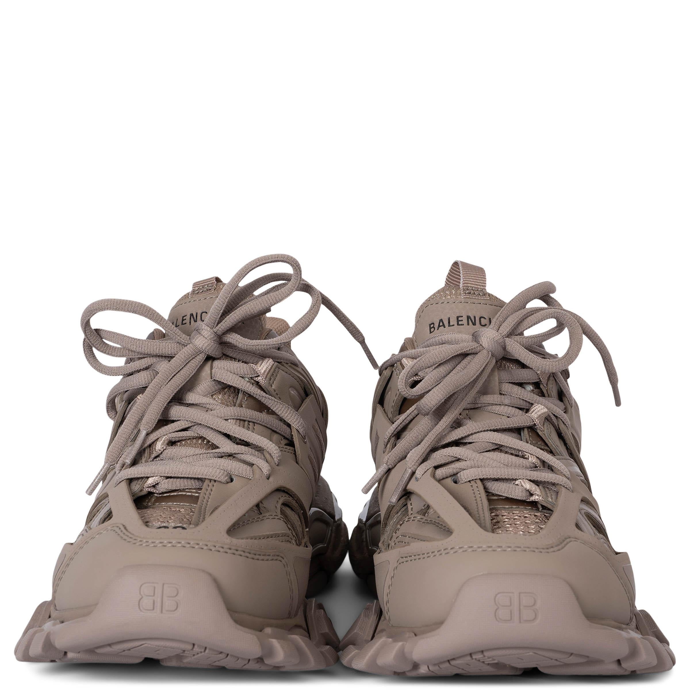 Estas zapatillas Track 100% auténticas de Balenciaga están confeccionadas con malla reciclada de color topo y presentan detalles de goma entretejida para un look atrevido y dinámico. Diseñadas con suelas de goma sobredimensionadas, cordones tonales