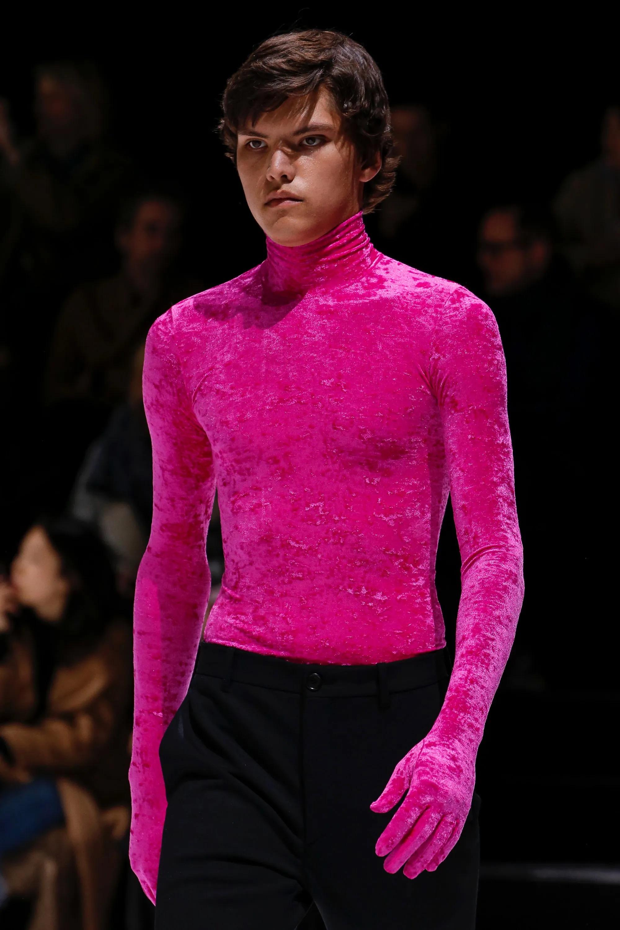 Balenciaga Kim Kardashian SNL Look Velvet Turtleneck Glove Top in Pink In Good Condition For Sale In Melbourne, VIC