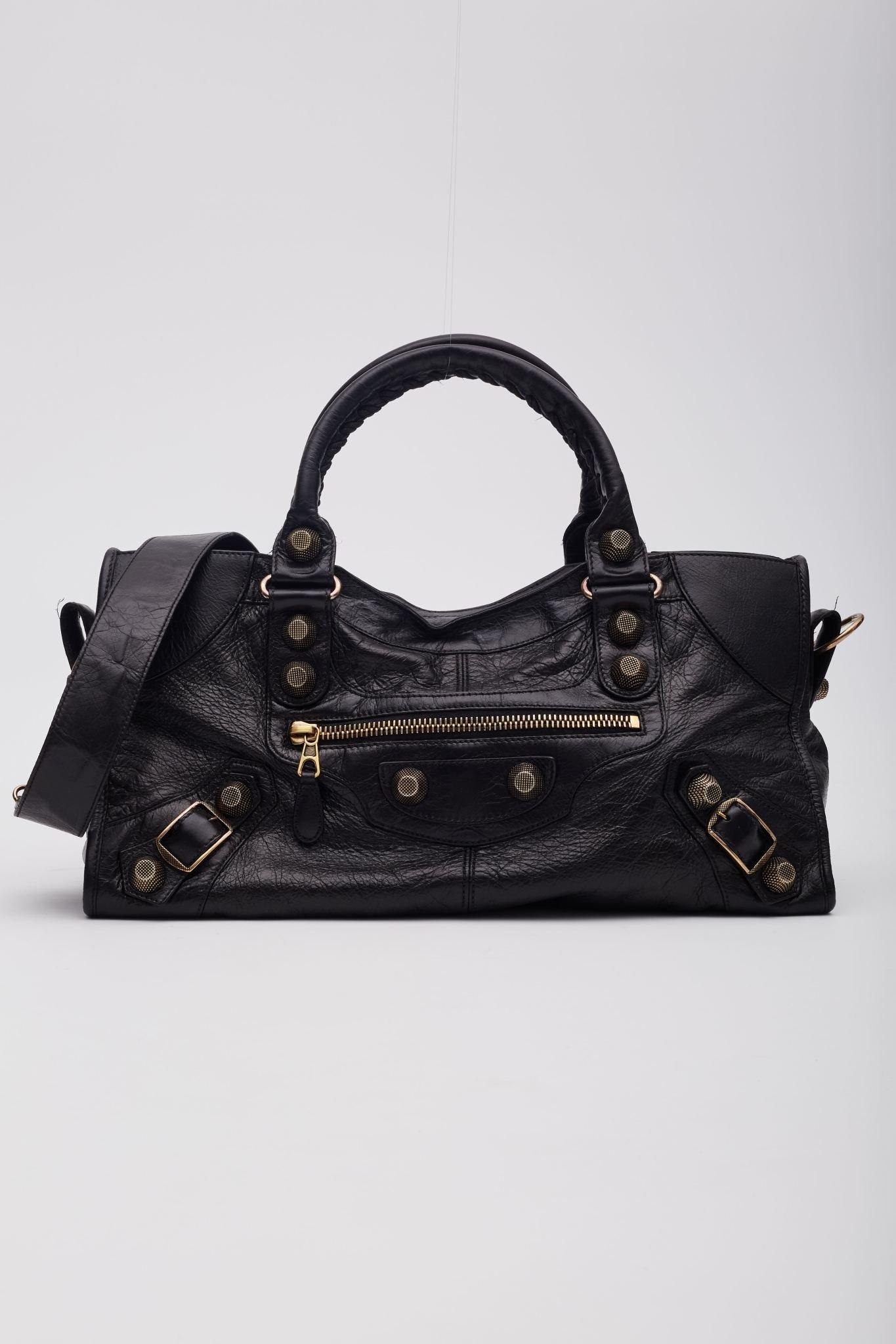 Color:Black
Material: aged leather
Style No. 173082
Condition: Very good. Hardware scratches, light residue.
Made in Italy

Measurements~
Height 9”
Width 6”
Depth 16”
Handle drop: 5”
Strap drop: 17”
