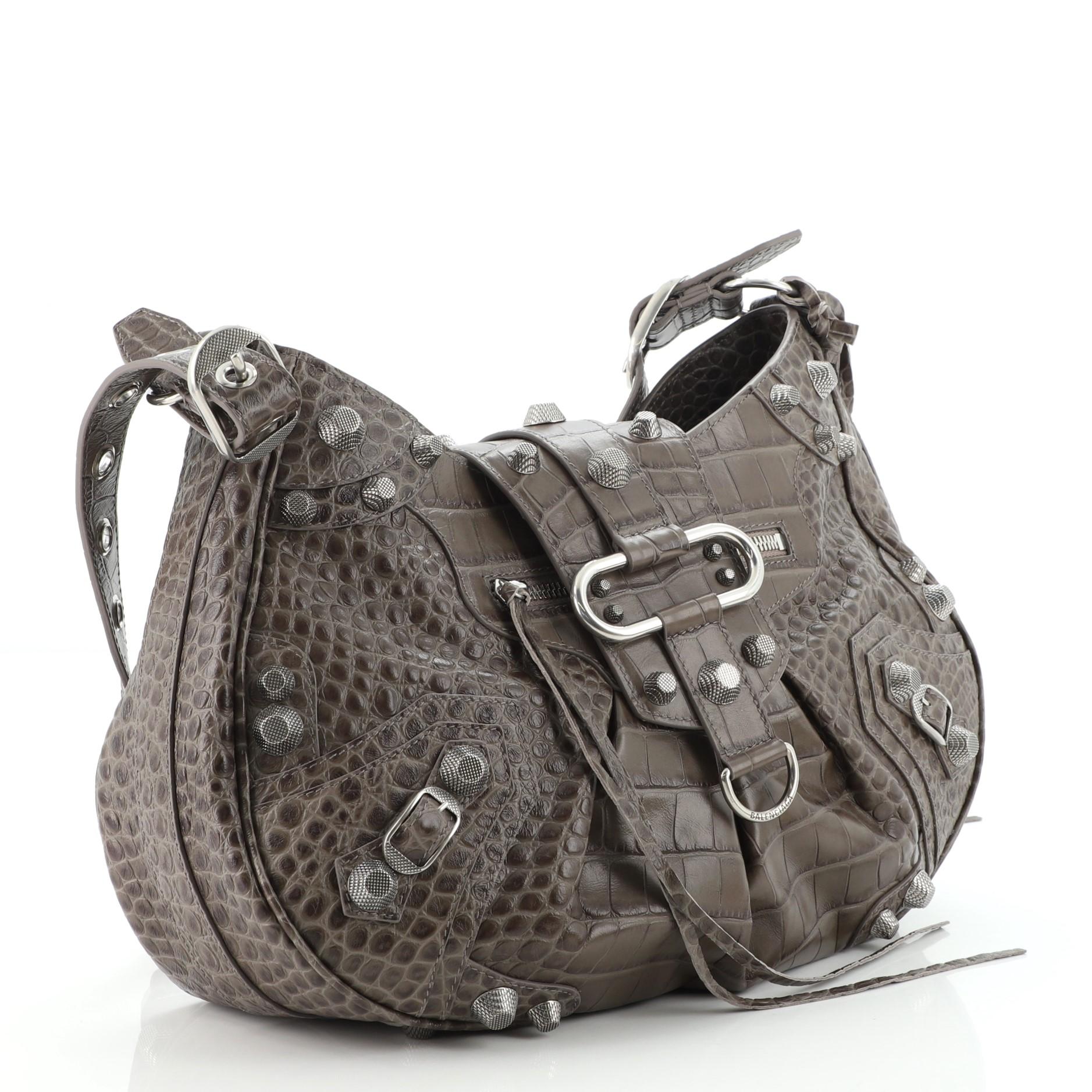 Balenciaga Le Cagole Giant Studs Umhängetasche aus geprägtem Leder mit Krokodilprägung (Grau)