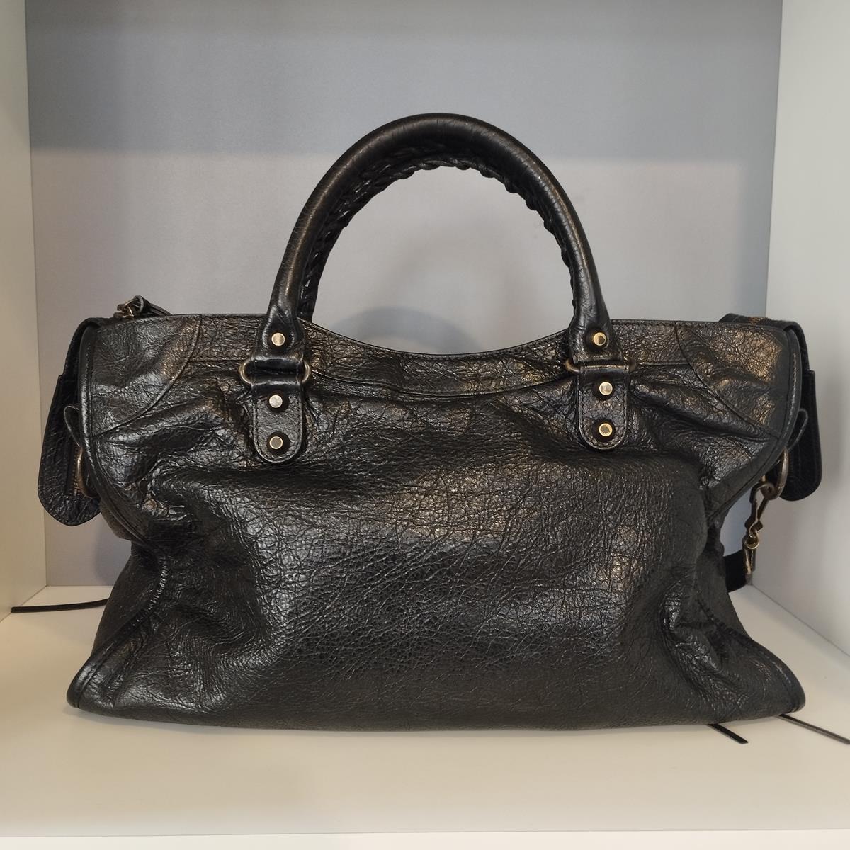 Arena Storico lamb leather
Black color
Two handles
Zip closure
External zip pocket
Internal zip pocket and additional 2 pockets
With mirror 
Cm 38 x 24 x 14 (14,9 x 9,44 x 5,5 inches)
The bas has been repaired at Balenciaga Milano on November the
