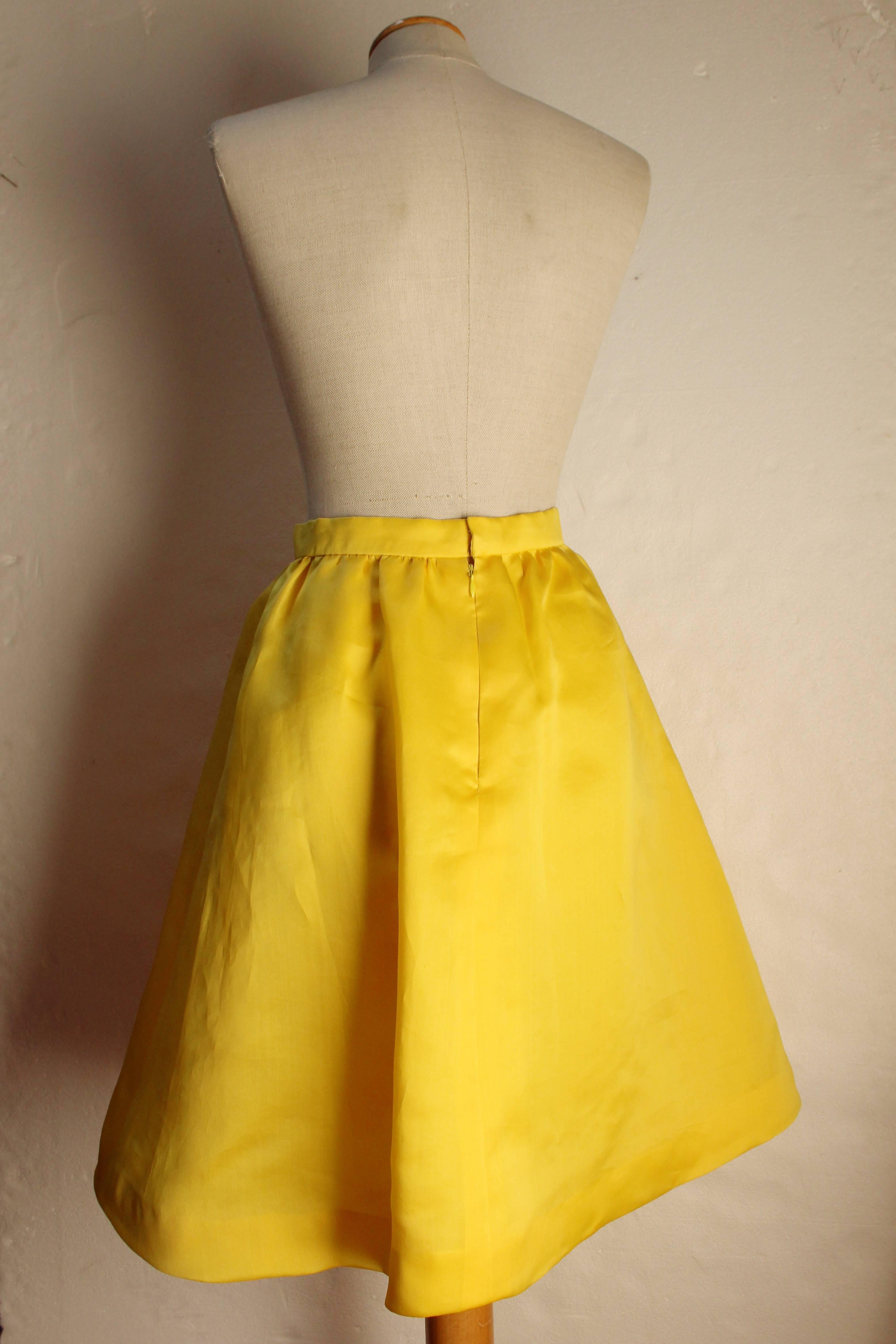 The mid-length Balenciaga Le Dix yellow skirt is 100% silk and fully lined in acetate.
This skirt with its 50s flavour dates back to the 1980s.
Size 42 FR.