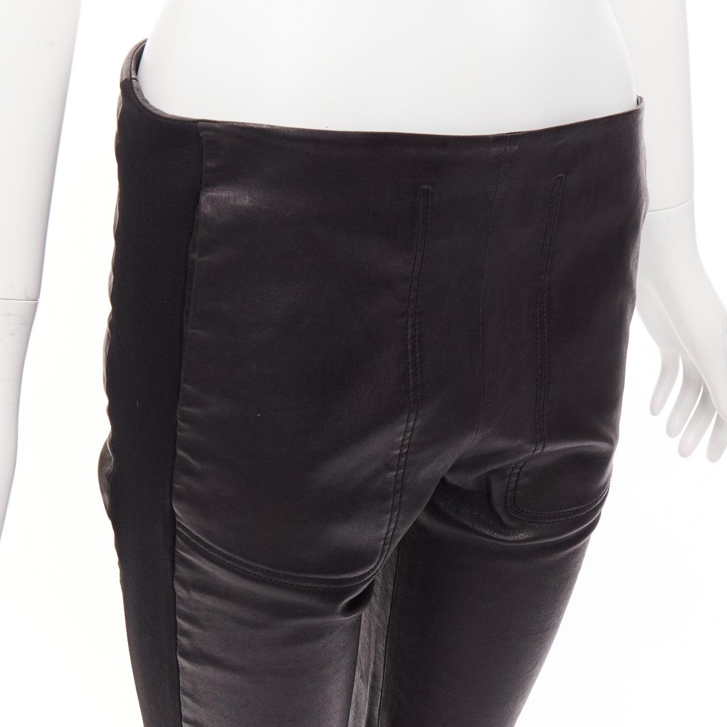 Balenciaga LEATHER 2011 pantaloni con risvolto in misto pelle d'agnello nera FR40 L.
Riferimento: CNPG/A00055
Marchio: Balenciaga
Designer: Nicolas Ghesquiere
Collection'S: Pelle 2011
Materiale: Pelle, Tessuto
Colore: nero
Modello: Tinta
