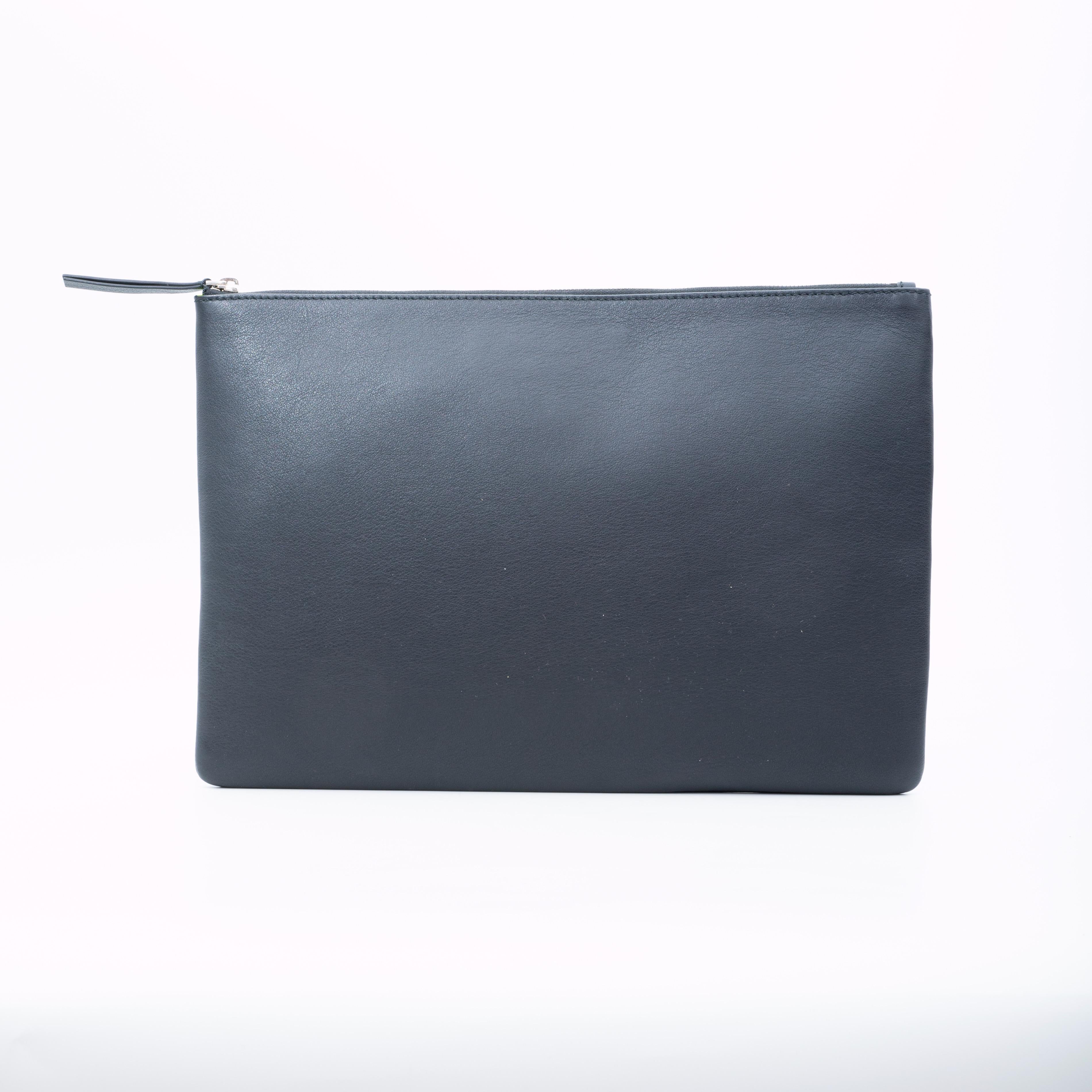 COLOR: Black
MATERIAL: Calfskin leather
ITEM CODE: 485112 1072 y 528147
MEASURES: H 10.5” x L 15.25”
COMES WITH: Dust bag, care card
CONDITION: Excellent - pristine and never used. Like new. Faint marks from handling.

Made in Italy
