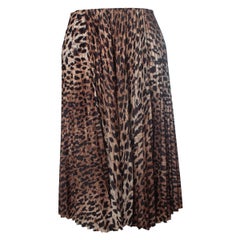 Balenciaga, falda midi plisada de seda con estampado de leopardo