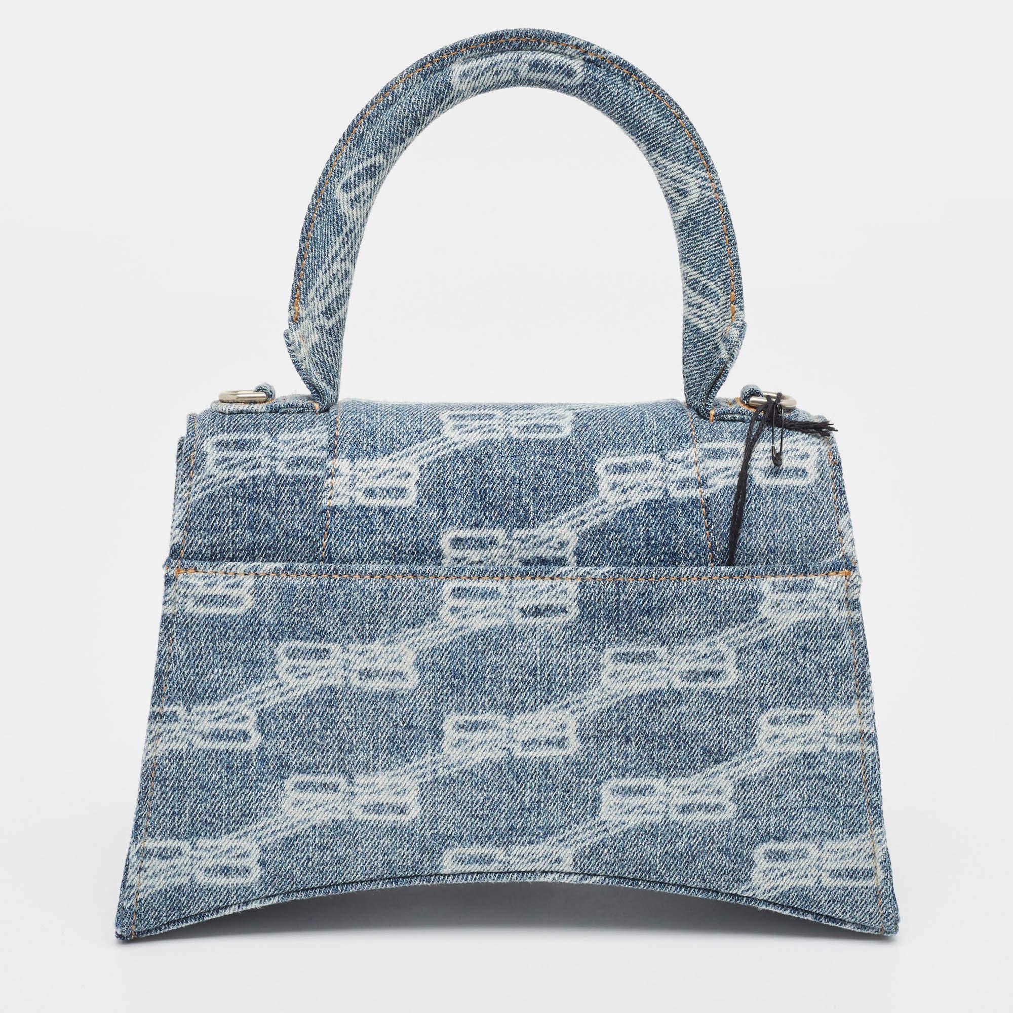 Balenciaga Borsa a manico alto blu chiaro BB Monogram Denim Piccolo Clessidra In condizioni Nuovo in vendita a Dubai, Al Qouz 2
