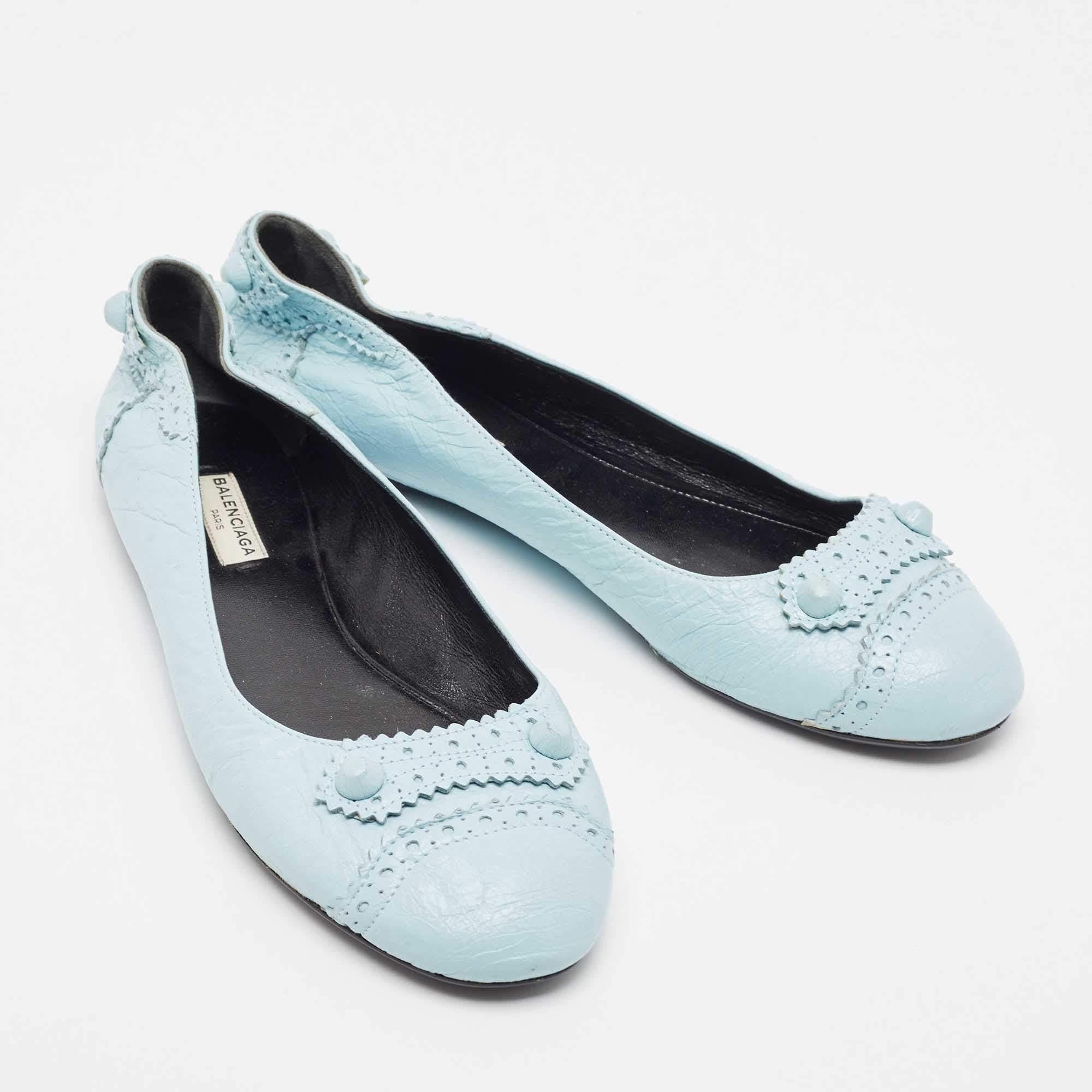 Balenciaga Light Blue Textured Leather Studded Arena Ballet Flats Size 39.5 In Good Condition In Dubai, Al Qouz 2