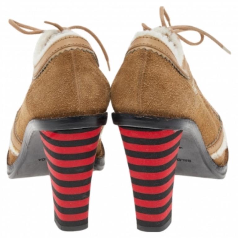 Marron Balenciaga Light Brown Suede And Shearling Chunky Strip Heel Ankle Boots Size 37 en vente
