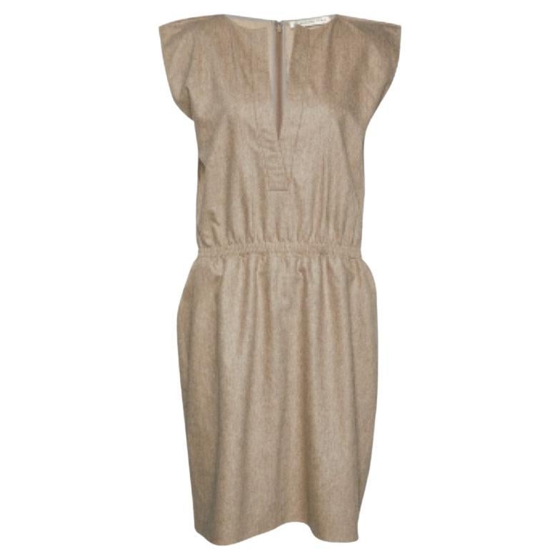 Dieses stilvolle Midikleid strahlt Eleganz und Raffinesse aus. Die schmeichelhafte Länge liegt zwischen Knie und Knöchel und ist somit eine vielseitige Option für verschiedene Anlässe. Sein schickes Design verbindet moderne Trends mit zeitlosem