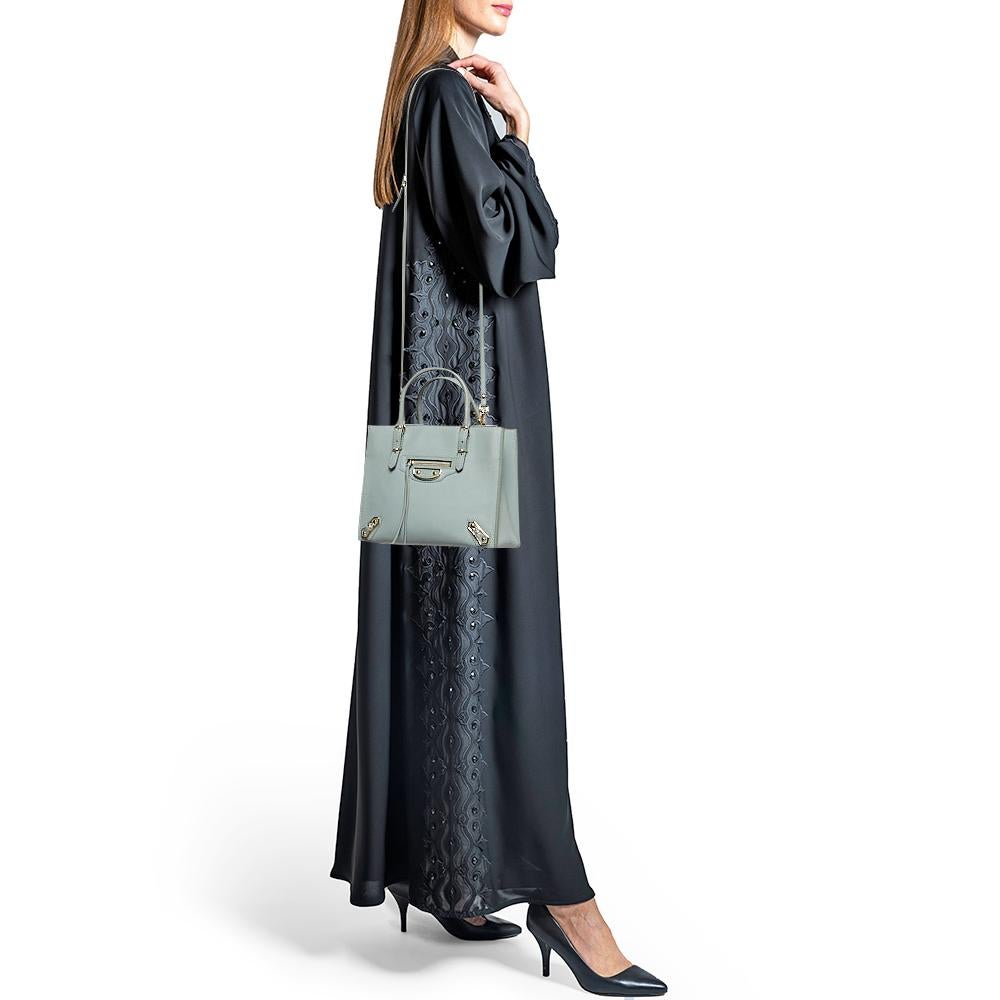 This alluring tote bag for women has been designed to assist you on any day. Convenient to carry and fashionably designed, the tote is cut with skill and sewn into a great shape. It is well-equipped to be a reliable accessory. 
