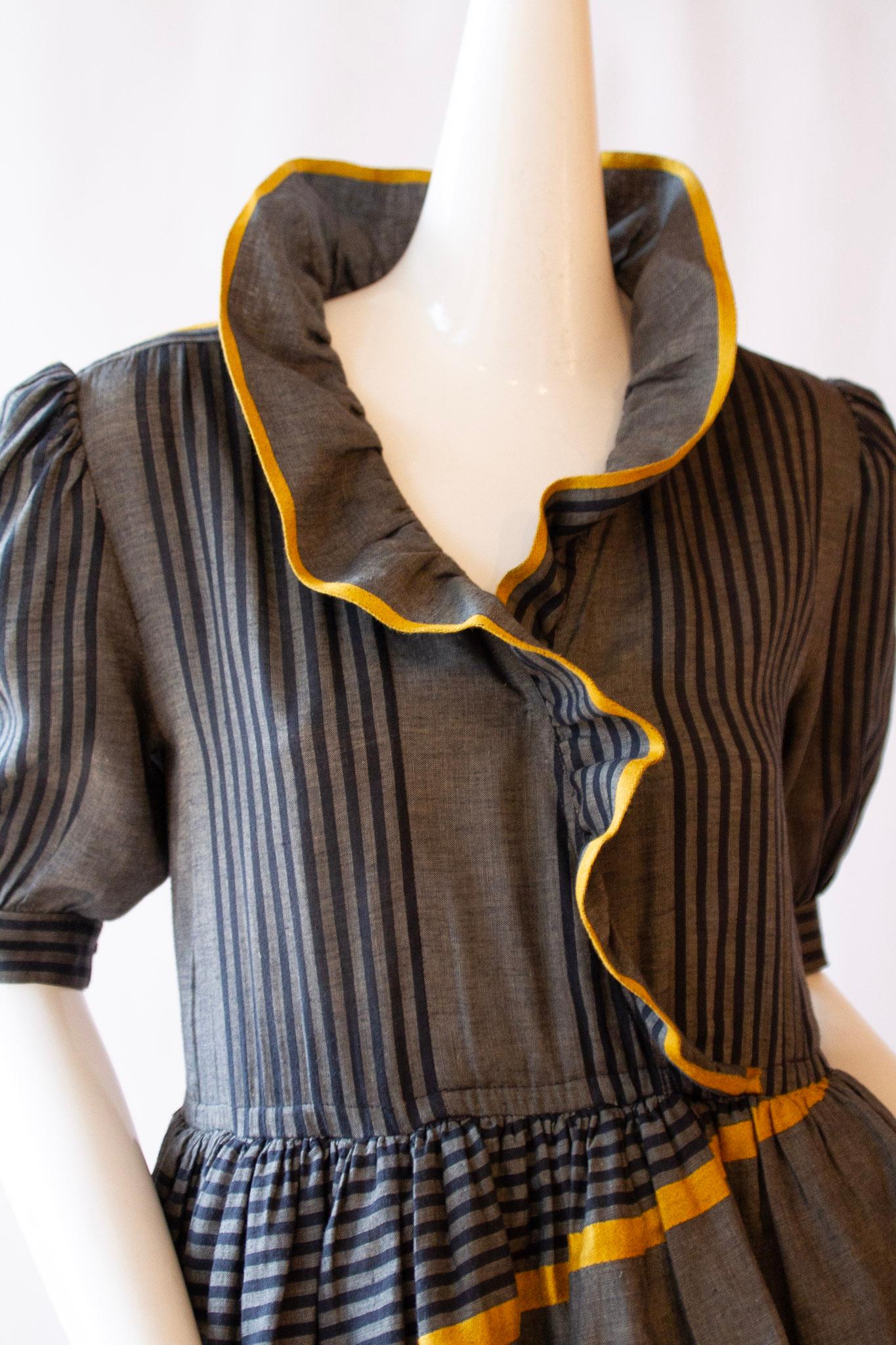 BALENCIAGA Dreistufiges Kleid aus Leinen und Seide mit Rüschen, ca. 1980er Jahre (Schwarz) im Angebot