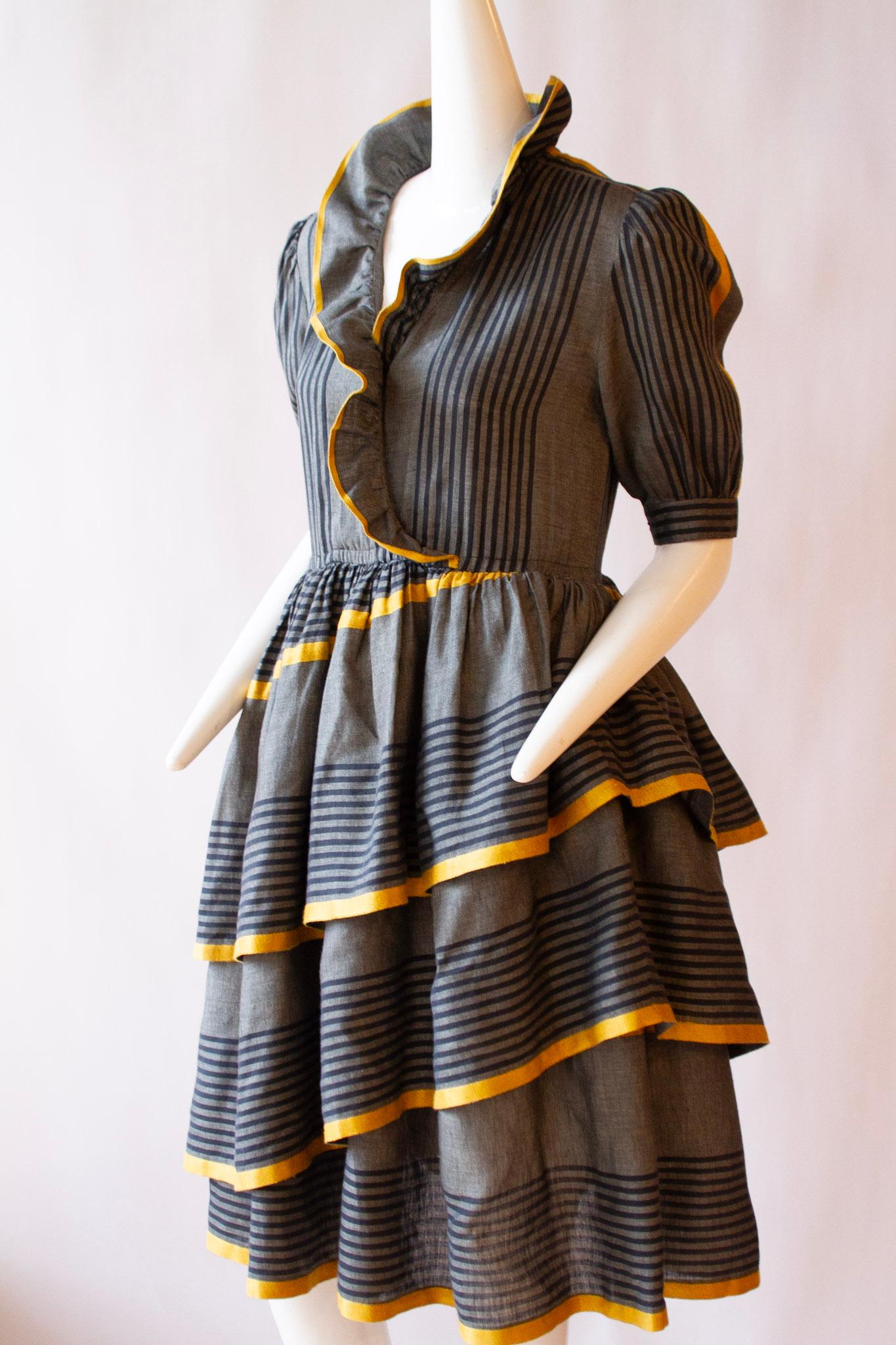 BALENCIAGA Dreistufiges Kleid aus Leinen und Seide mit Rüschen, ca. 1980er Jahre im Zustand „Hervorragend“ im Angebot in Kingston, NY