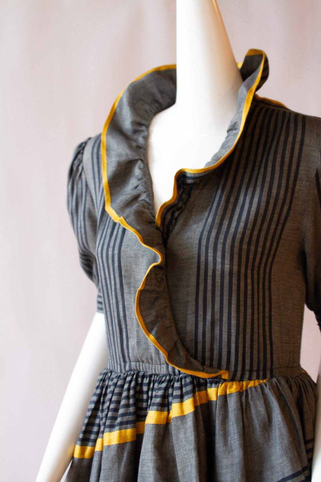 BALENCIAGA Dreistufiges Kleid aus Leinen und Seide mit Rüschen, ca. 1980er Jahre Damen im Angebot