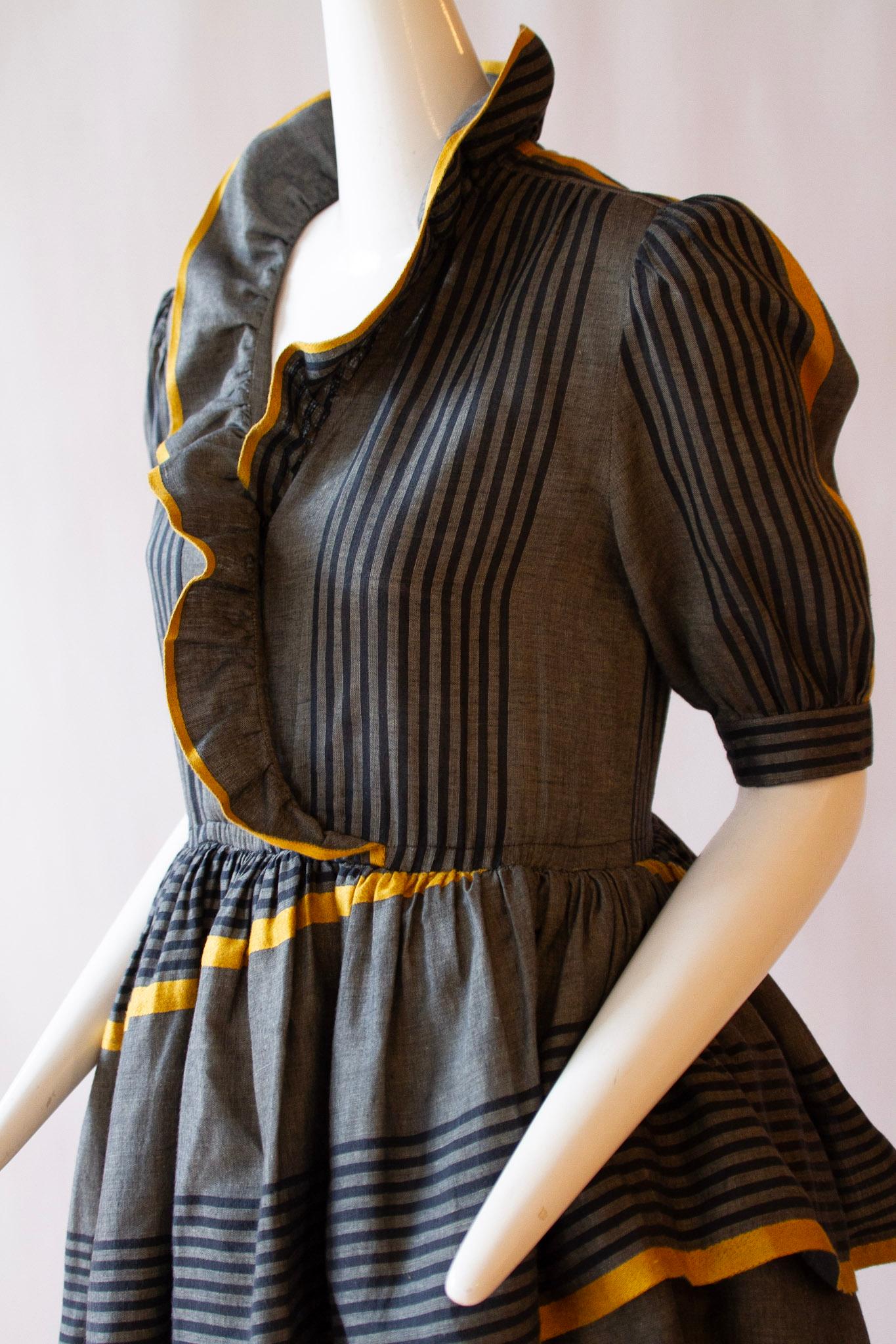 BALENCIAGA Dreistufiges Kleid aus Leinen und Seide mit Rüschen, ca. 1980er Jahre im Angebot 2