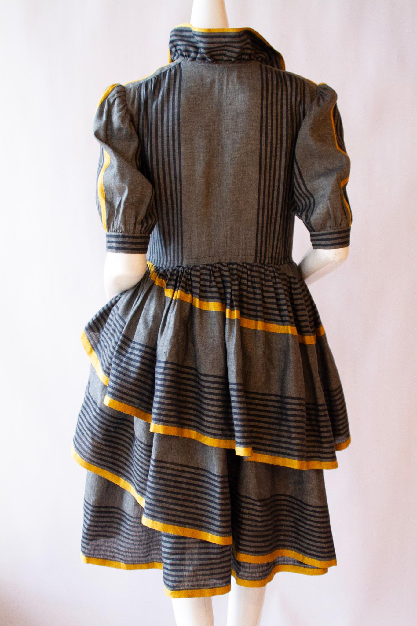 BALENCIAGA Dreistufiges Kleid aus Leinen und Seide mit Rüschen, ca. 1980er Jahre im Angebot 3