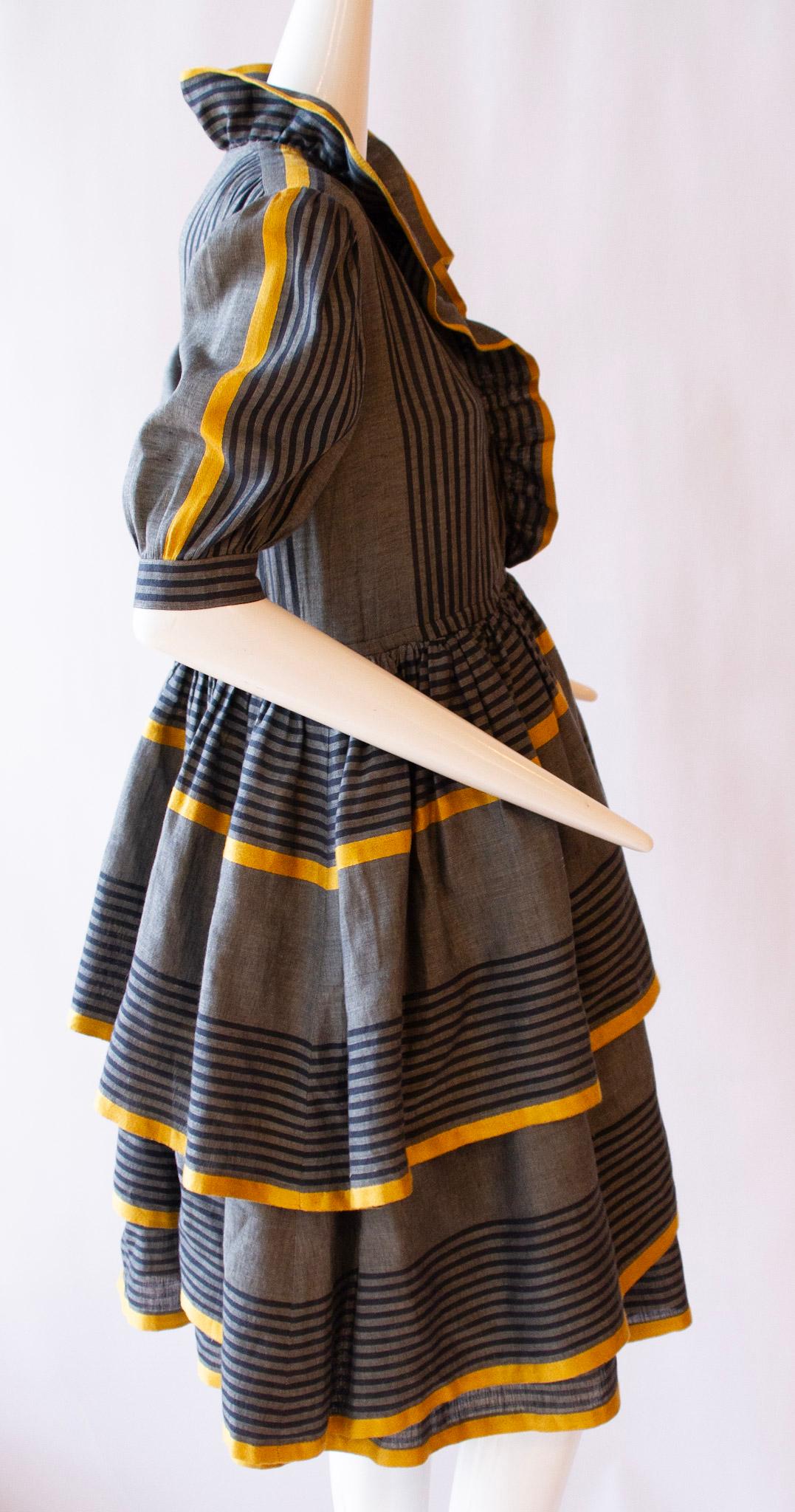 BALENCIAGA Dreistufiges Kleid aus Leinen und Seide mit Rüschen, ca. 1980er Jahre im Angebot 4