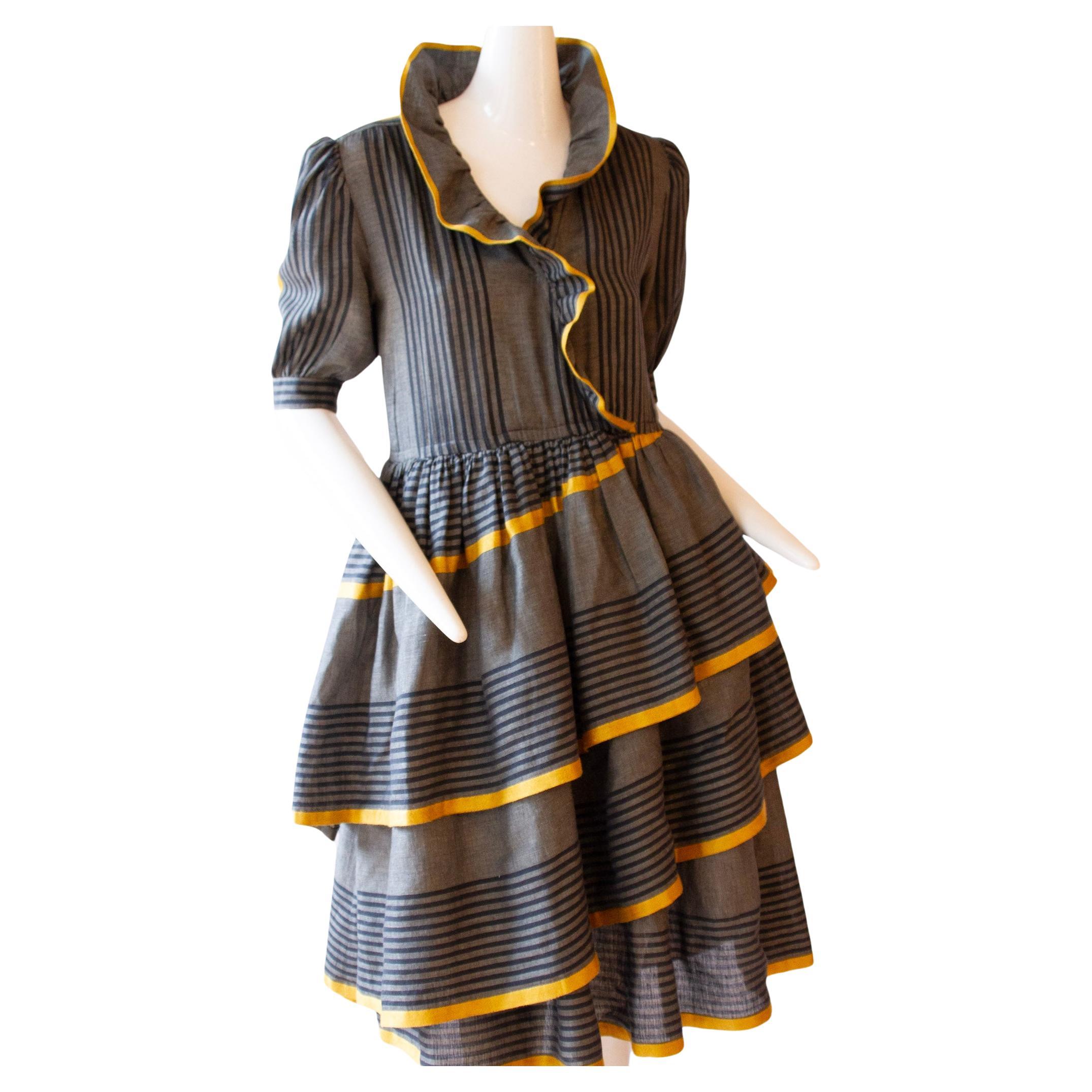 BALENCIAGA Dreistufiges Kleid aus Leinen und Seide mit Rüschen, ca. 1980er Jahre im Angebot