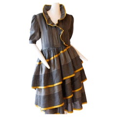 BALENCIAGA Dreistufiges Kleid aus Leinen und Seide mit Rüschen, ca. 1980er Jahre