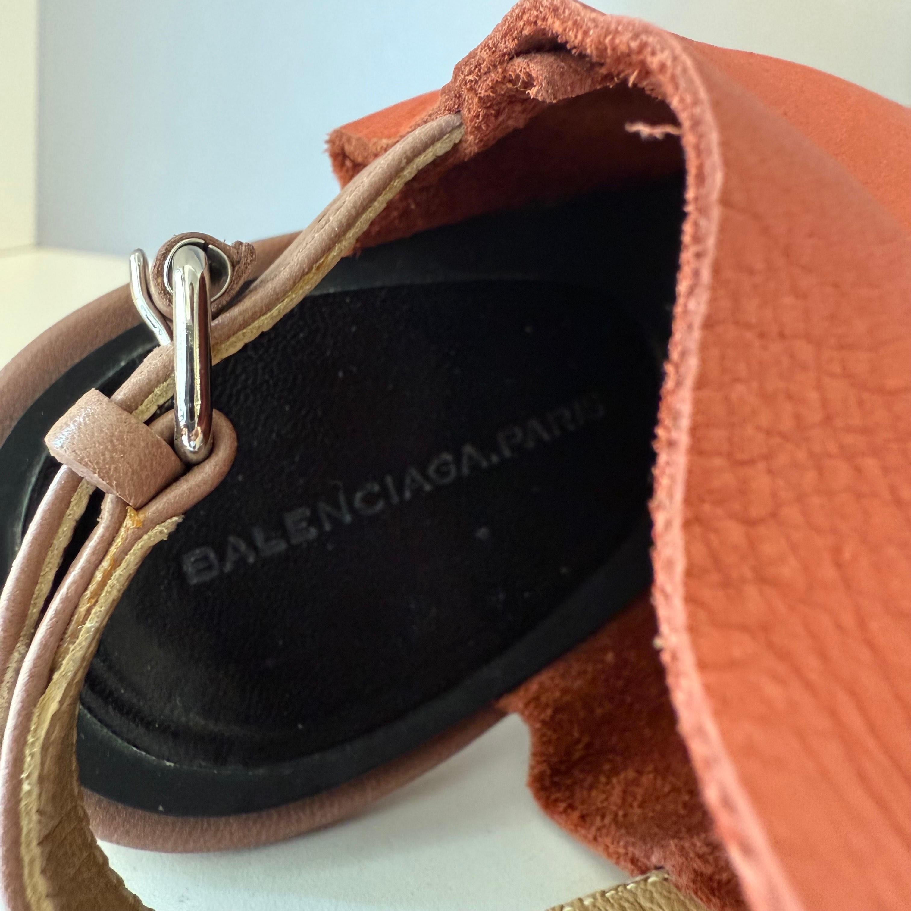 Scarpe open toe belle e di alta qualità
Balenciaga
Pelle
Colore aragosta
Rosa cipria  cinturino in pelle
Altezza tacco cm 9 (3,54 pollici)
Spedizione prioritaria in tutto il mondo inclusa nel prezzo!