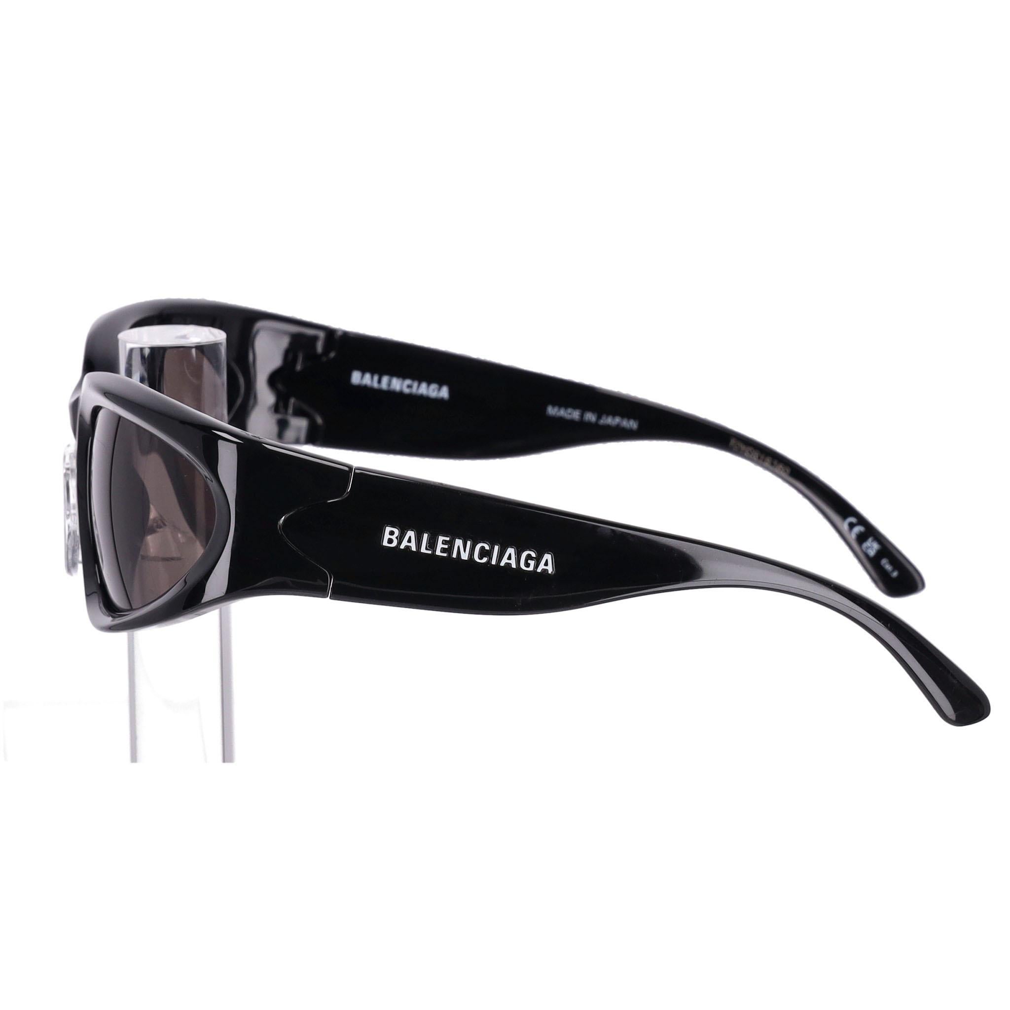 Balenciaga Log Sunglasses

Black oval shaped cat eye glasses in black with bold white letter logo to one arm.

Rrp Approx. £399

Size - One Size

Condition - Good (Some scratches to lenses)

Composition - Plastic

Comes With - Original Case