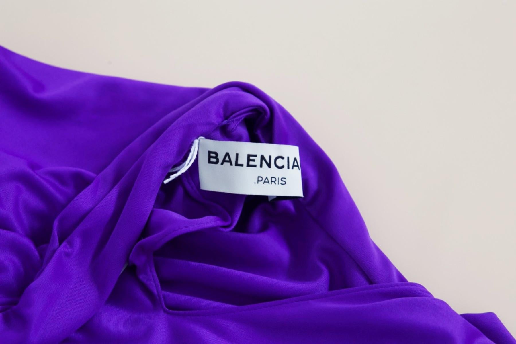 Sexy vintage purple dress designed by Balenciaga in the 1990s, made in Italy. ORIGINAL LABEL.
The dress is a mini-dress in accessible purple, very flamboyant. It has a very fitted cut and a short thigh-length skirt.
The dress has a compound collar,
