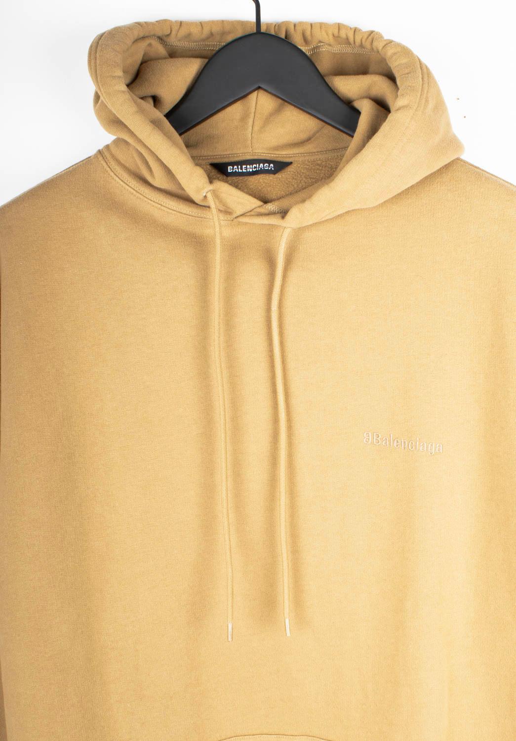 Prüfen Sie meine anderen Angebote. Habe viele weitere Designerkleidung zu verkaufen. Offen für alle Angebote.
Artikel zum Verkauf ist 100% echte Balenciaga Oversized Hoodie Logo Herren Pullover, s1503, ASH3
Farbe: Sand
(Eine tatsächliche Farbe kann