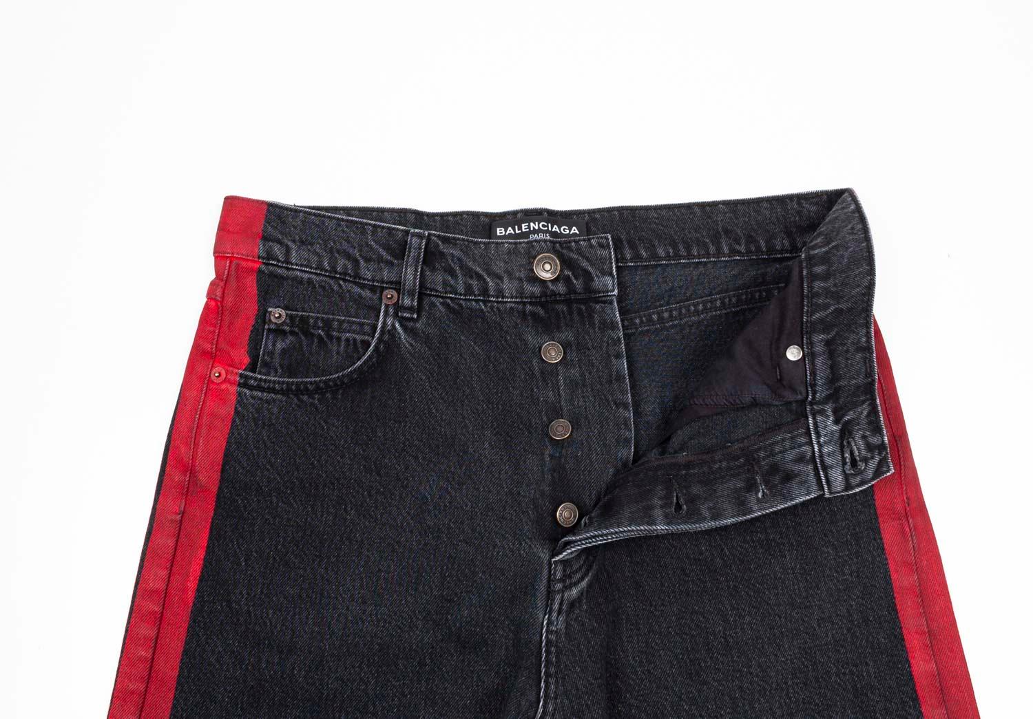 Consultez mes autres annonces. A beaucoup d'autres vêtements de marque à vendre. Ouvert à toutes les offres.
L'article mis en vente est 100% authentique Balenciaga Red Sripe Men Jeans, VINU0
Couleur : gris/rouge
(La couleur réelle peut varier