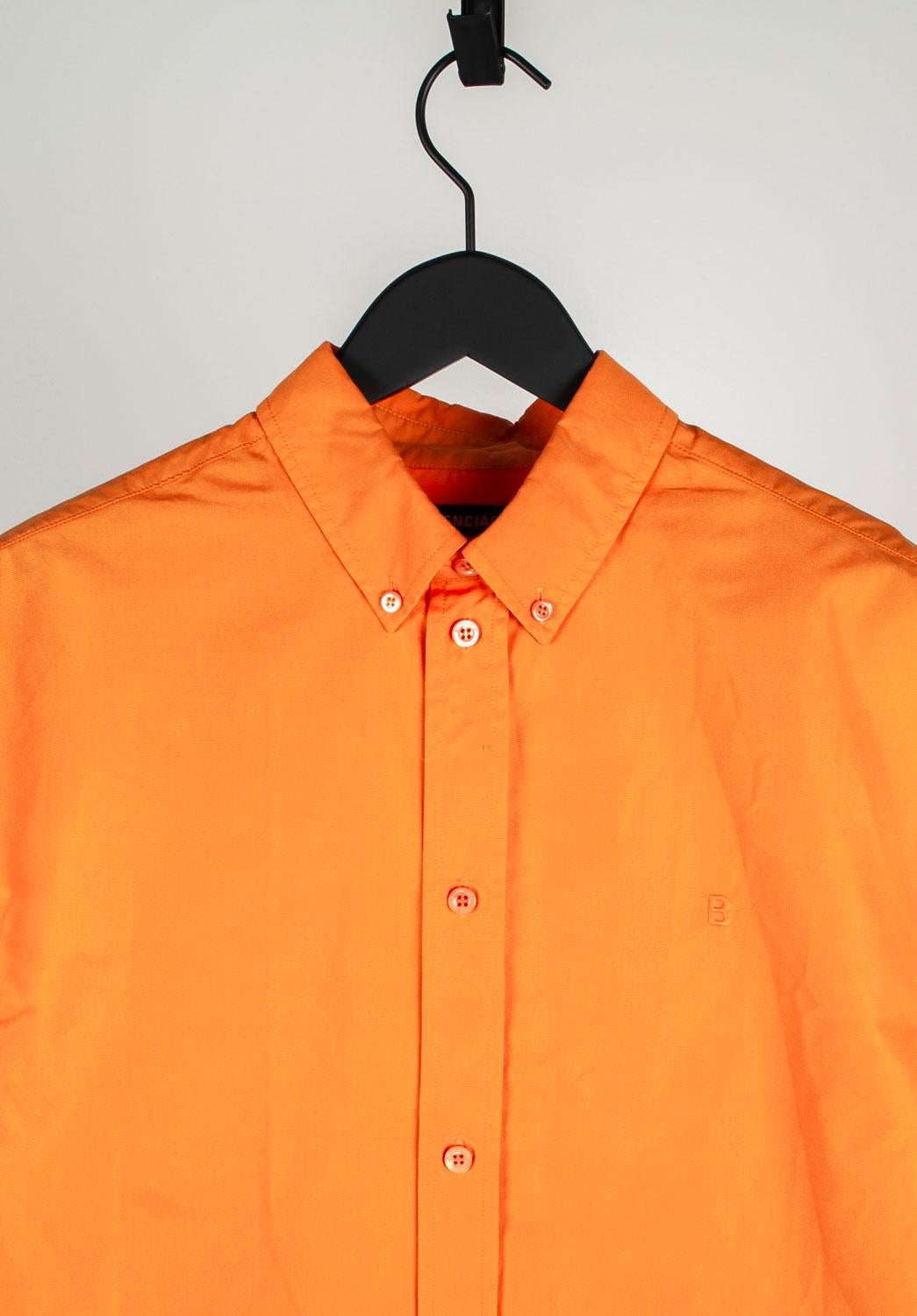 Controlla le mie altre inserzioni. Ho molti altri abiti firmati in vendita. Aperto a qualsiasi offerta.
L'articolo in vendita è una camicia da uomo casual Balenciaga, S1036, SHE5, autentica al 100%.
Colore: arancione
(Il colore effettivo può variare