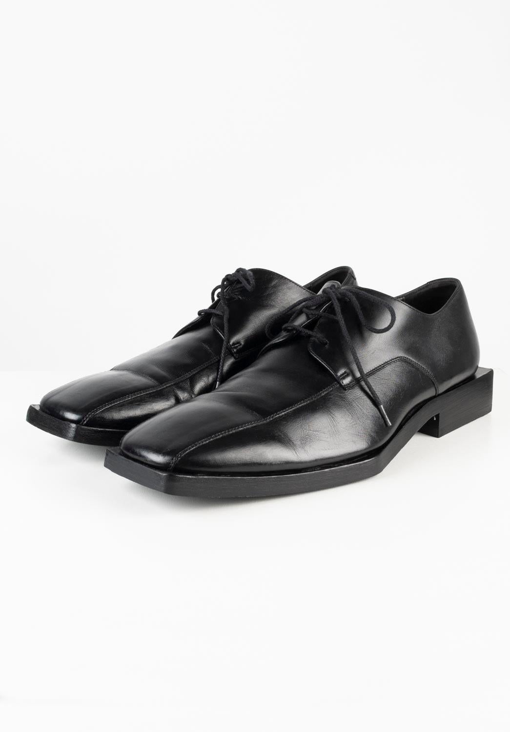 100% genuine Balenciaga Men Derbies, S583
Color: black
(An actual color may a bit vary due to individual computer screen interpretation)
Material: leather
Tag size: EUR 45, UK10, USA11
These shoes are great quality item. Rate 9 of 10, excellent