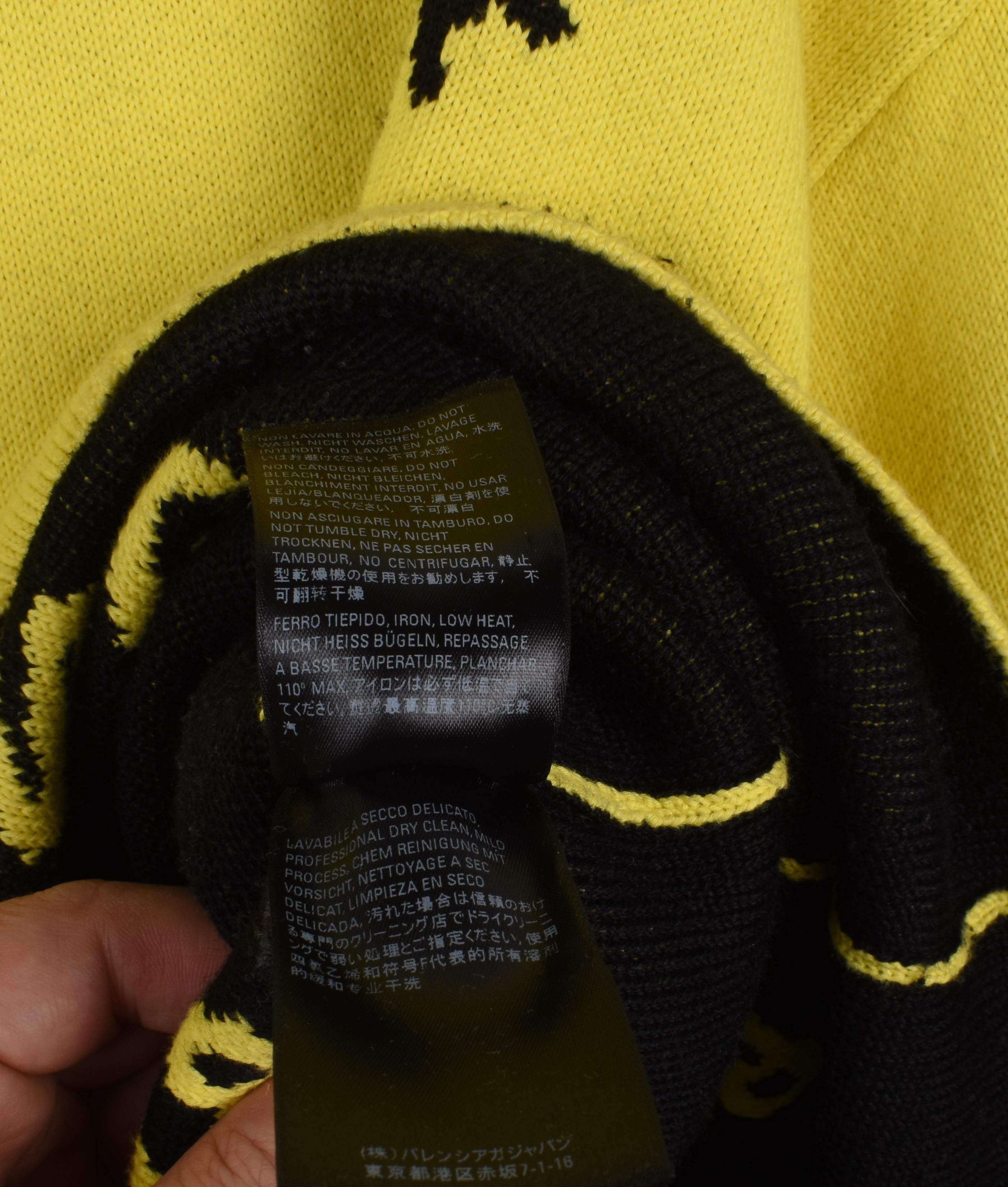 Consultez mes autres annonces. A beaucoup d'autres vêtements de marque à vendre. Ouvert à toutes les offres.
L'article mis en vente est 100% authentique Balenciaga Heavy Knit Oversized Men Sweater Size S-fits XL, S1796, VITR2
Couleur : jaune
(La