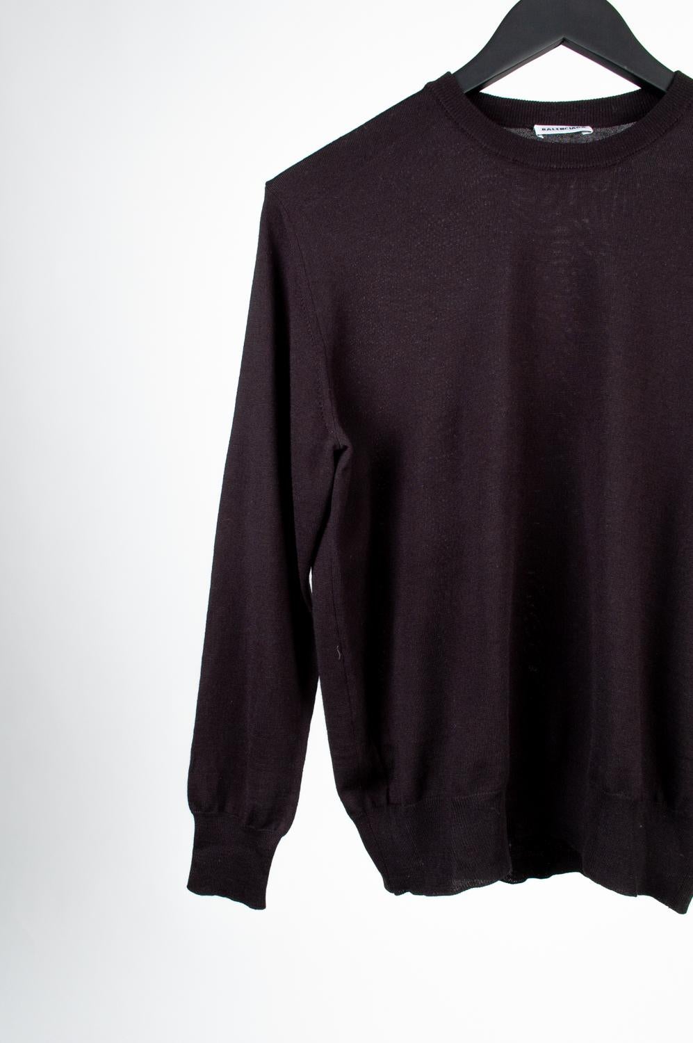 100% authentique Balenciaga Crew Neck Men Sweater, S598 (Balenciaga sur la partie rare du pull près de la couture du cou)
Couleur : Noir
(La couleur réelle peut varier légèrement en raison de l'interprétation individuelle de l'écran de