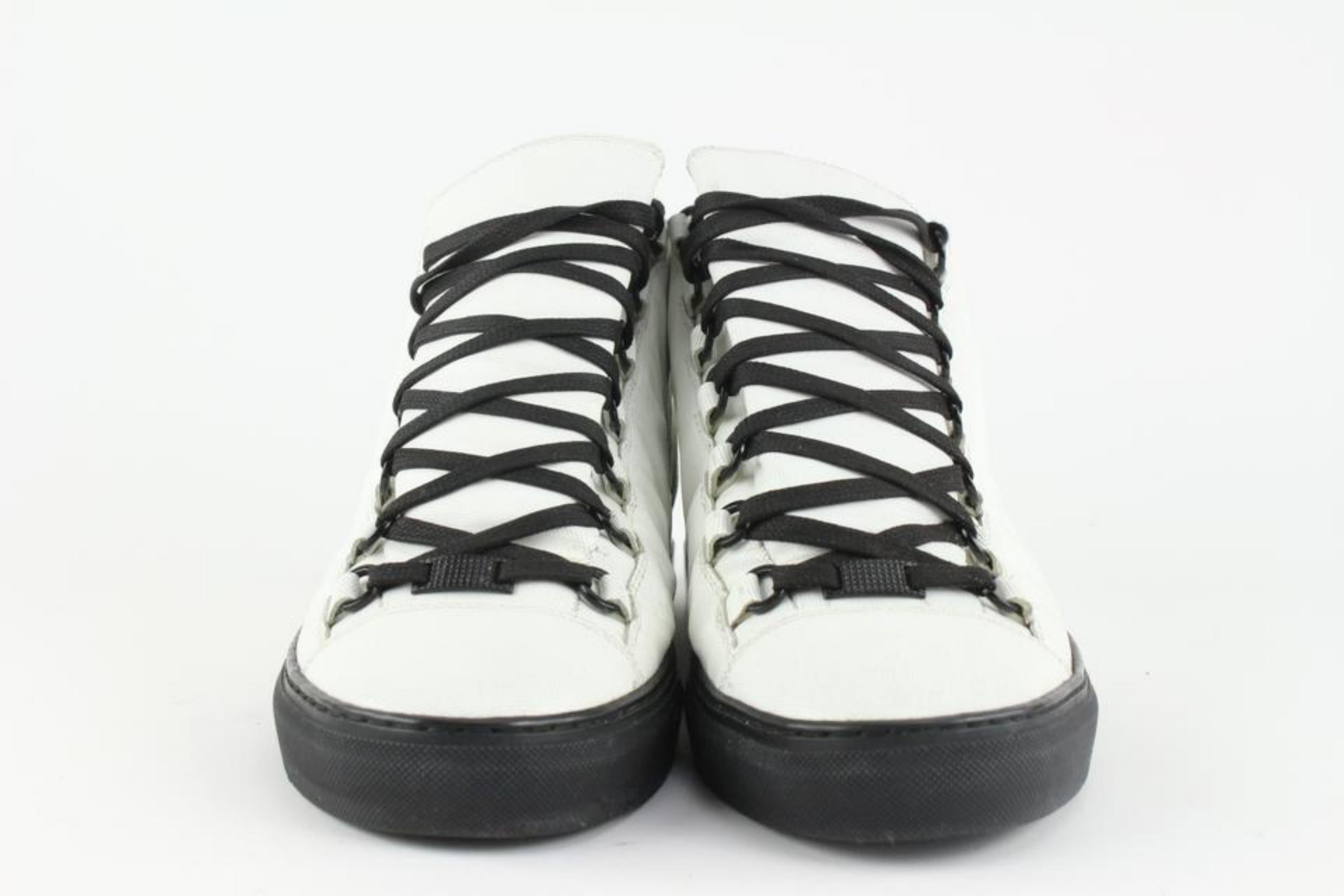 Gray Balenciaga Men's Size 42 White x Black Arena Sneaker 3BA1221 For Sale