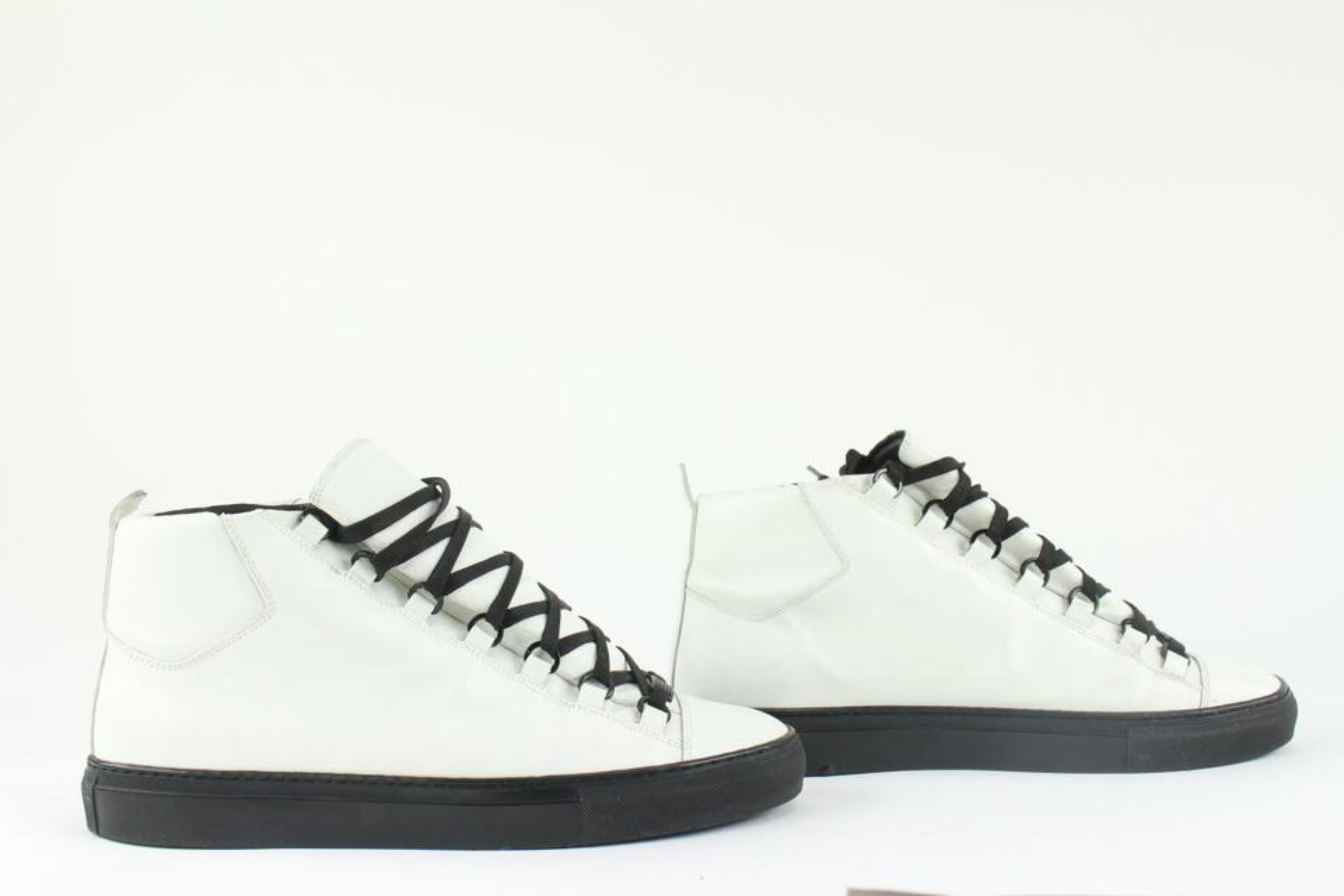 Balenciaga Men's Size 42 White x Black Arena Sneaker 3BA1221 In Good Condition For Sale In Dix hills, NY