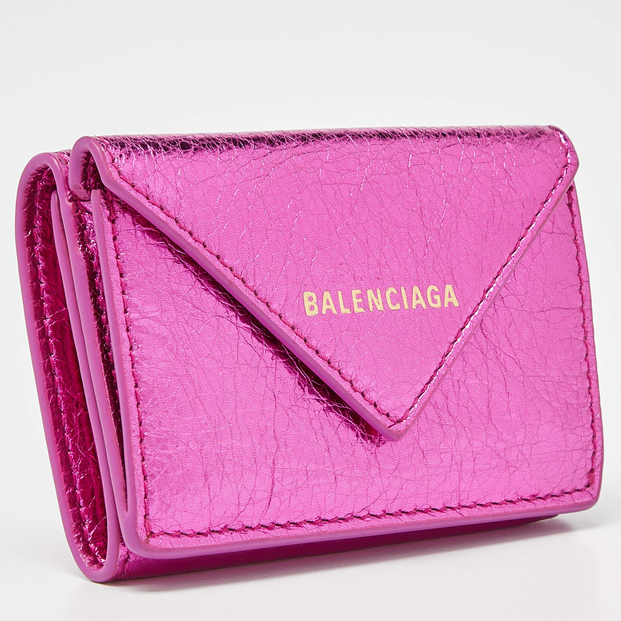 This Balenciaga wallet is an immaculate balance of sophistication and rational utility. It has been designed using prime quality materials and elevated by a sleek finish. The creation is equipped with ample space for your monetary essentials.


