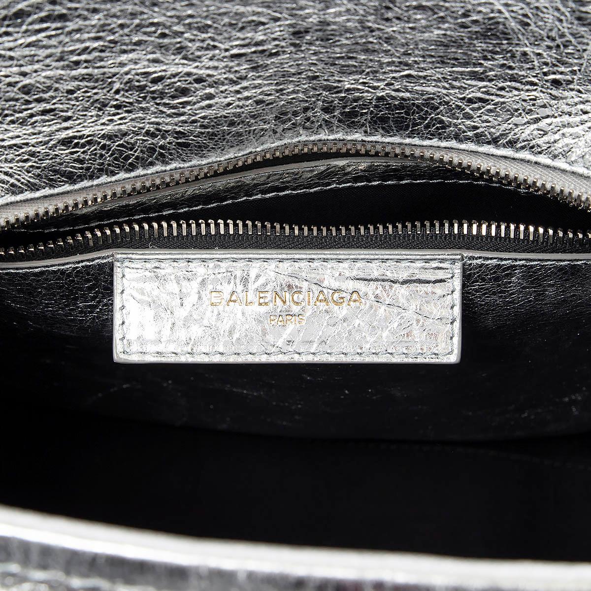 BALENCIAGA - Sac fourre-tout en cuir argenté métallisé craquelé SMALL BAZAR 3