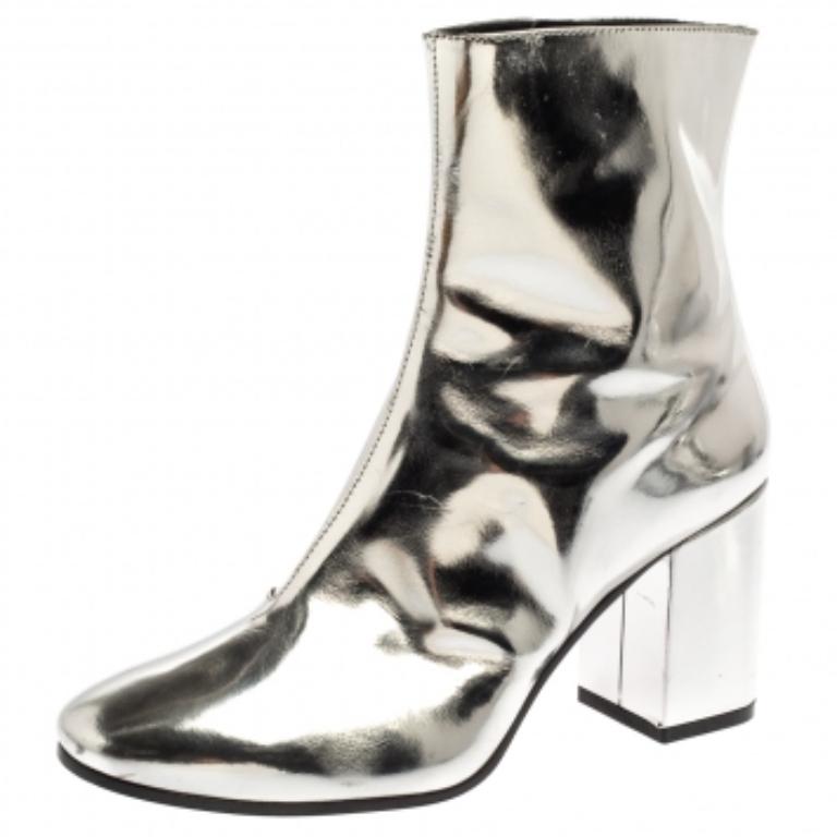 Balenciaga Metallic Silver Patent Leather Ankle Boots Size 37 en vente 1