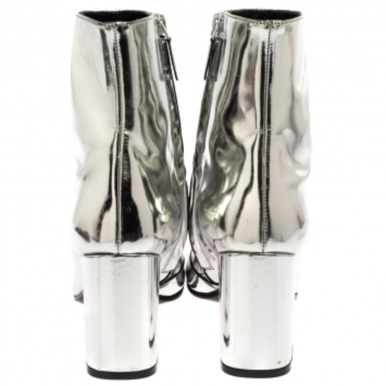 Balenciaga Metallic Silver Patent Leather Ankle Boots Size 37 en vente 2