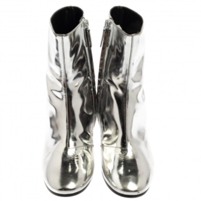 Balenciaga Metallic Silver Patent Leather Ankle Boots Size 37 en vente 4