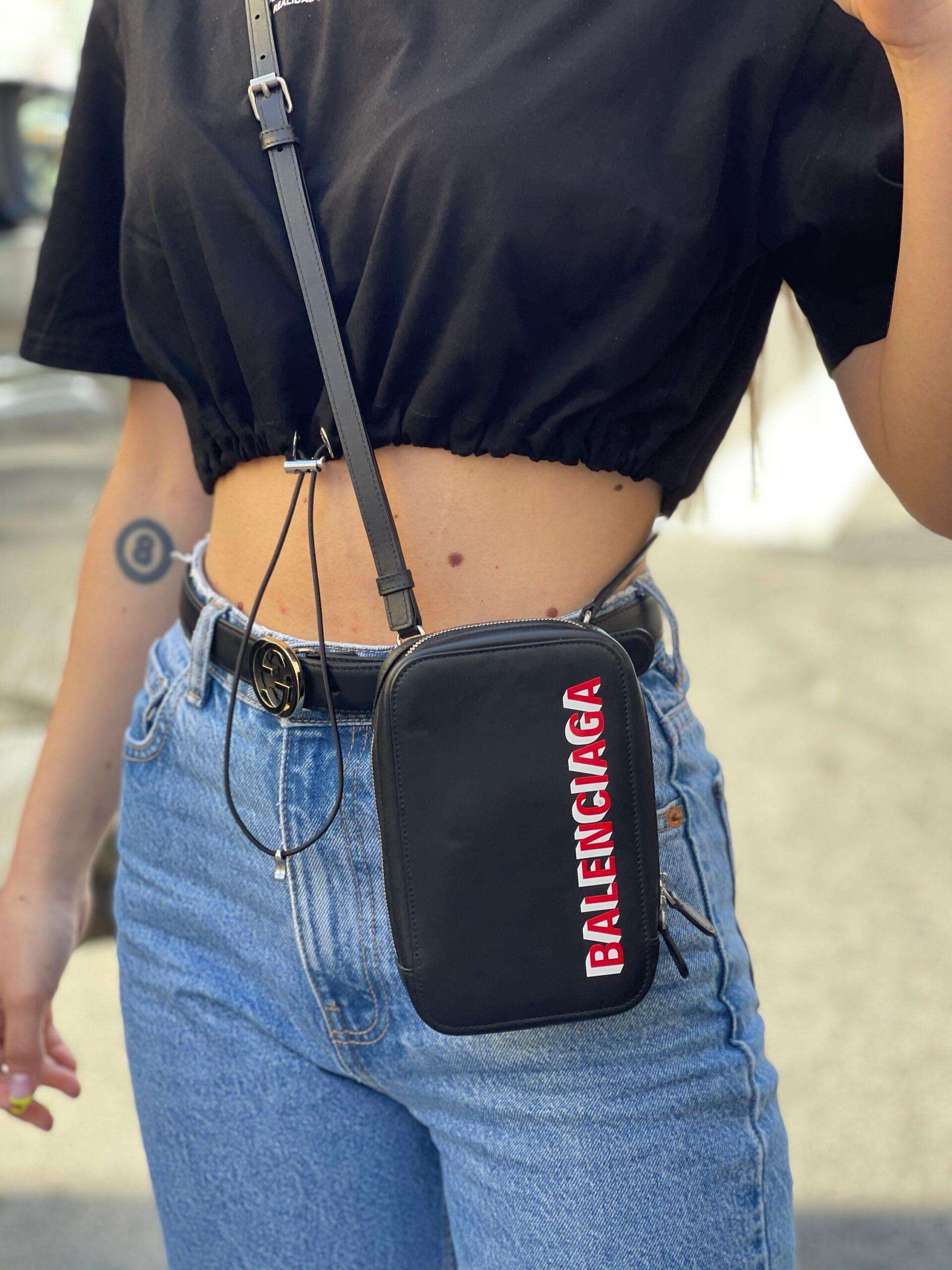 Mini shoulder bag by Balenciaga, made of black leather with red printed writing and silver hardware.
Equipped with a zip closure, internally lined in black leather, suitable for the essentials.
Equipped with a thin removable and adjustable shoulder