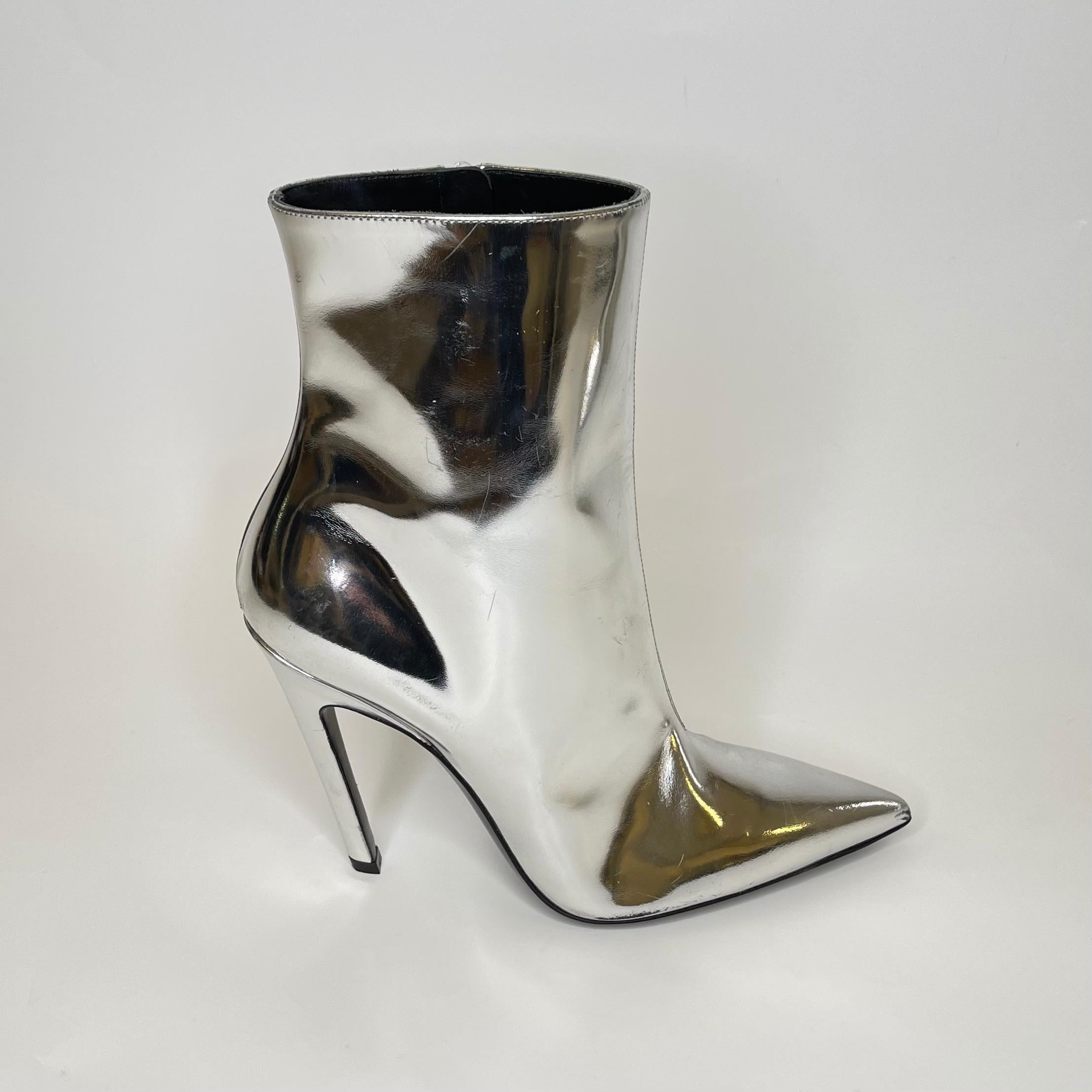 These silver Balenciaga mirror ankle boots are made with leather and feature side zip fastening, 80-mm heel, a pointed toe and a mirrored shine effect.

COLOR: Mirrored (sliver)
MATERIAL: Leather
ITEM CODE: 482095
SIZE: 40 EU / 9 US
HEEL HEIGHT: 80
