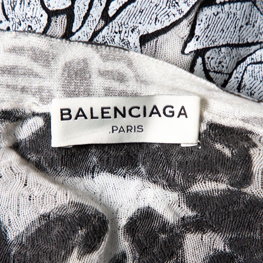 Gris Balenciaga - Cardigan court en tricot texturé monochrome avec boutons à l'avant S en vente