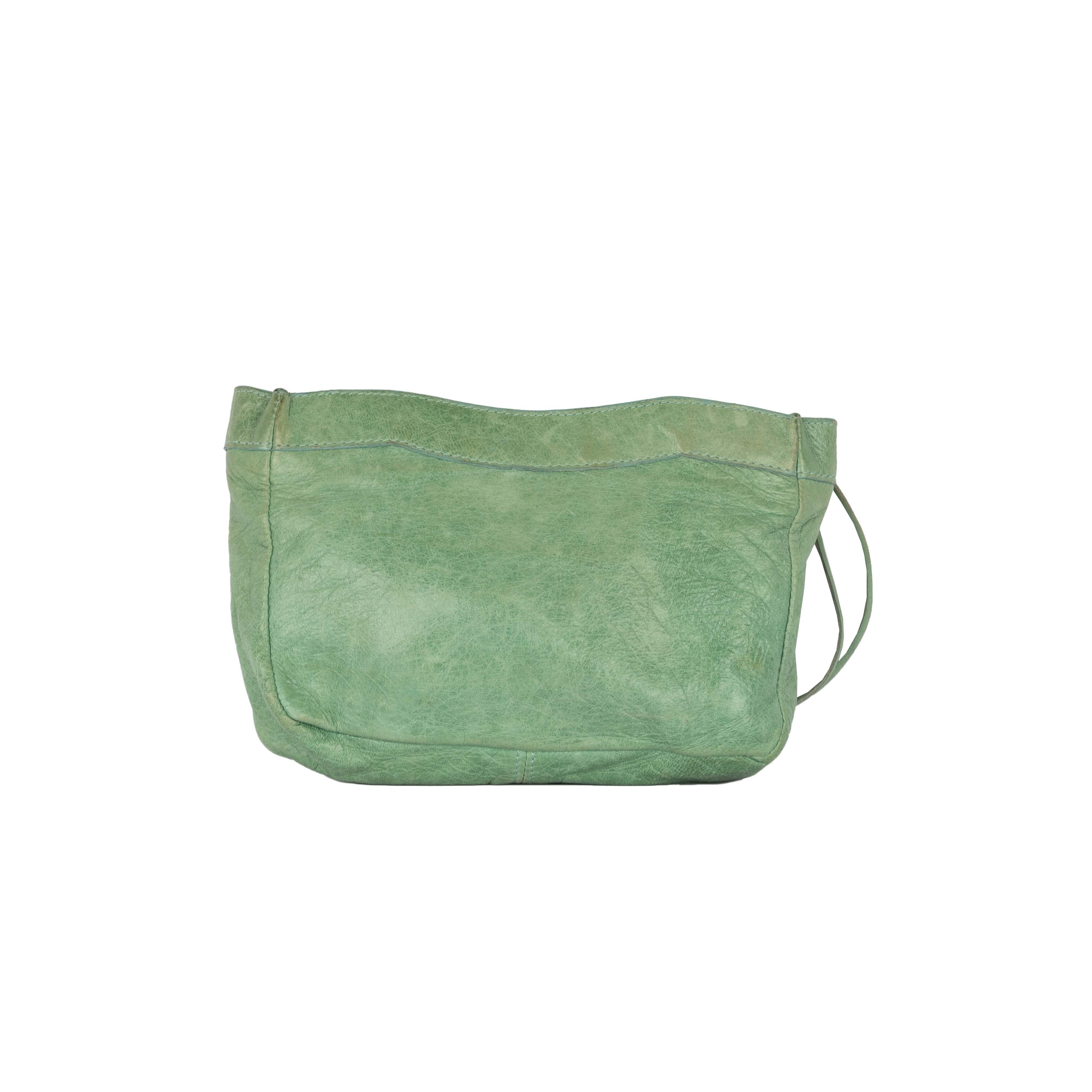 Made with lambskin leather, the Balenciaga Moto City Green Clutch features four studs, front zip pocket and a top zipper with the brand label stitched on the inside. The clutch shows signs of wear and tear with visible discoloration, a small stain